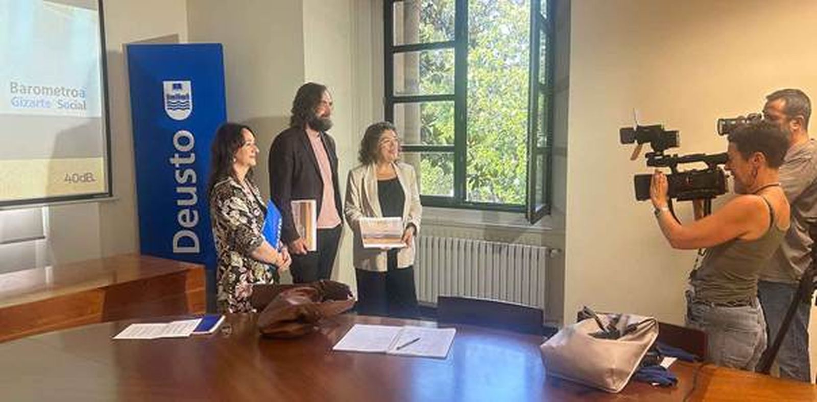 Iratxe Aristegi, Braulio Gómez y María Sivestre, responsables del Deustobarómetro, en la presentación de la última edición de la encuesta