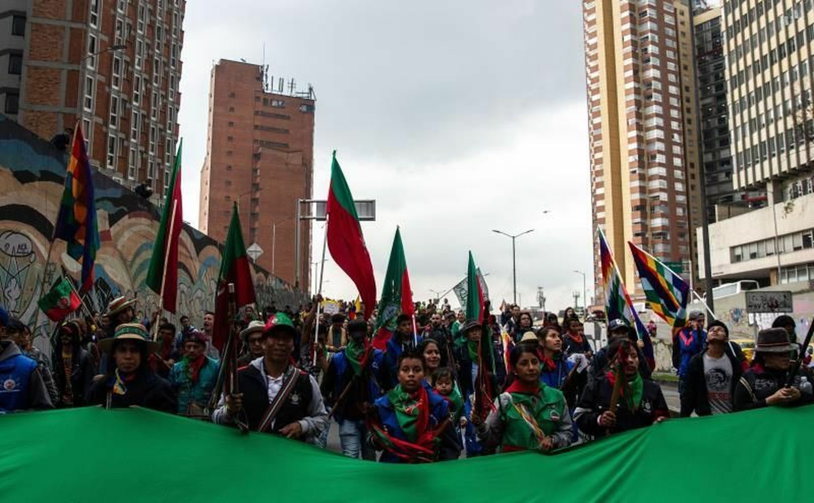 Los indígenas se unieron a las protestas para pedir el cese de la violencia