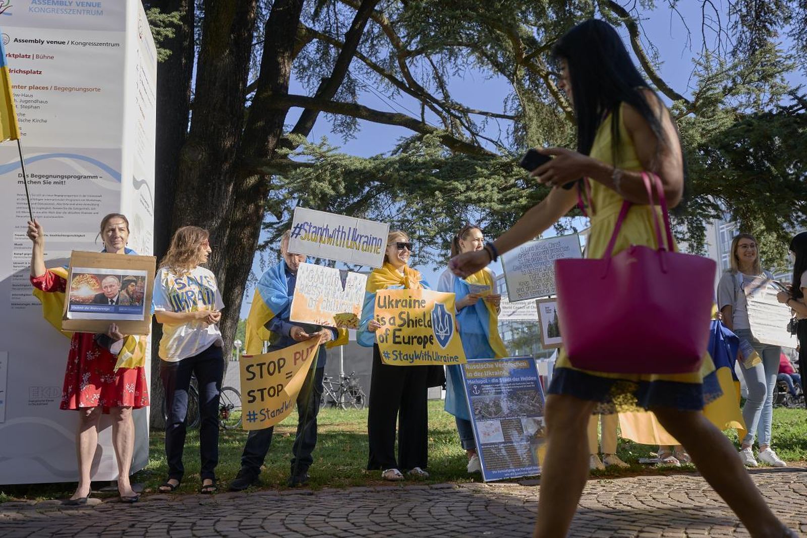 Protesta con la guerra en el exterior de la Asamblea