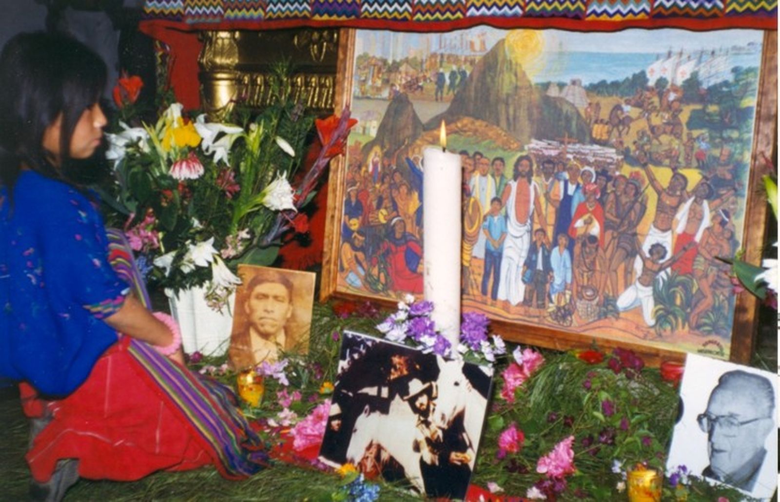 Templo de Chajul, El Quiché, bajo el altar mayor: El sacerdote español José María Gran Cirera, MSC, y los catequistas/sacristanes locales Domingo del Barrio Batz y Tomás Ramírez Caba. Foto del Hno. Santiago Otero Diez, Marista.