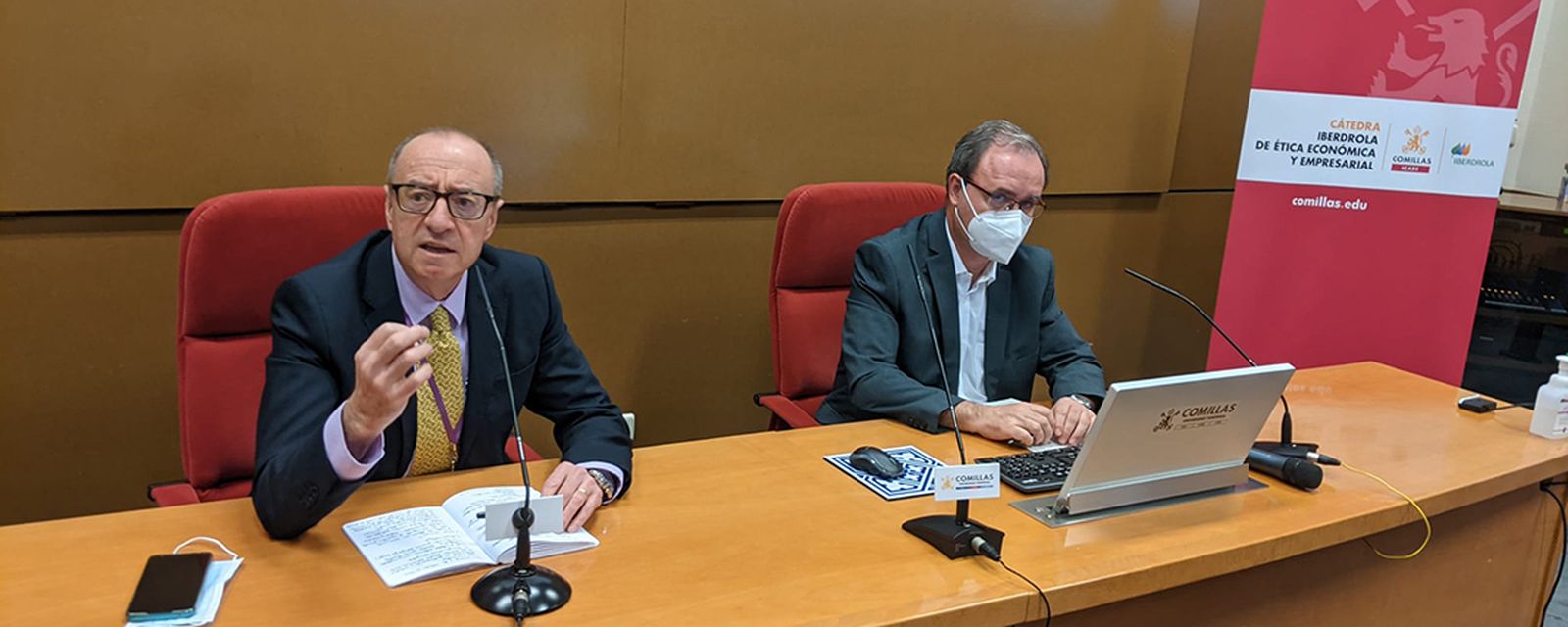 El director de la Cátedra de Ética Económica y Empresarial, José Luis Fernández, junto al rector de la universidad, Enrique Sanz, SJ