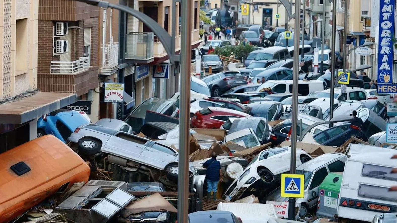 Coches amontonados por la dana