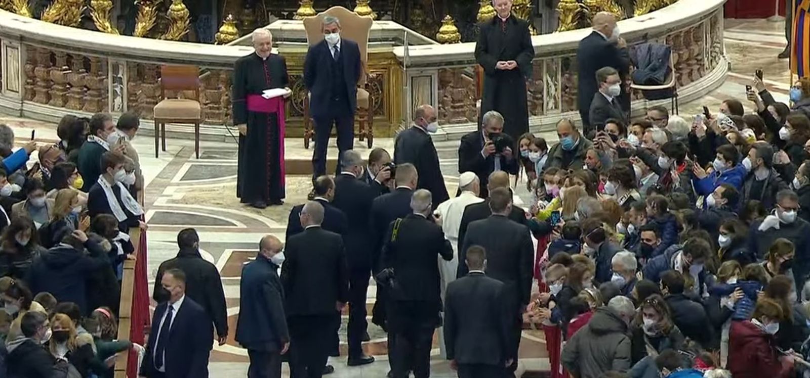 Papa, con estudiantes