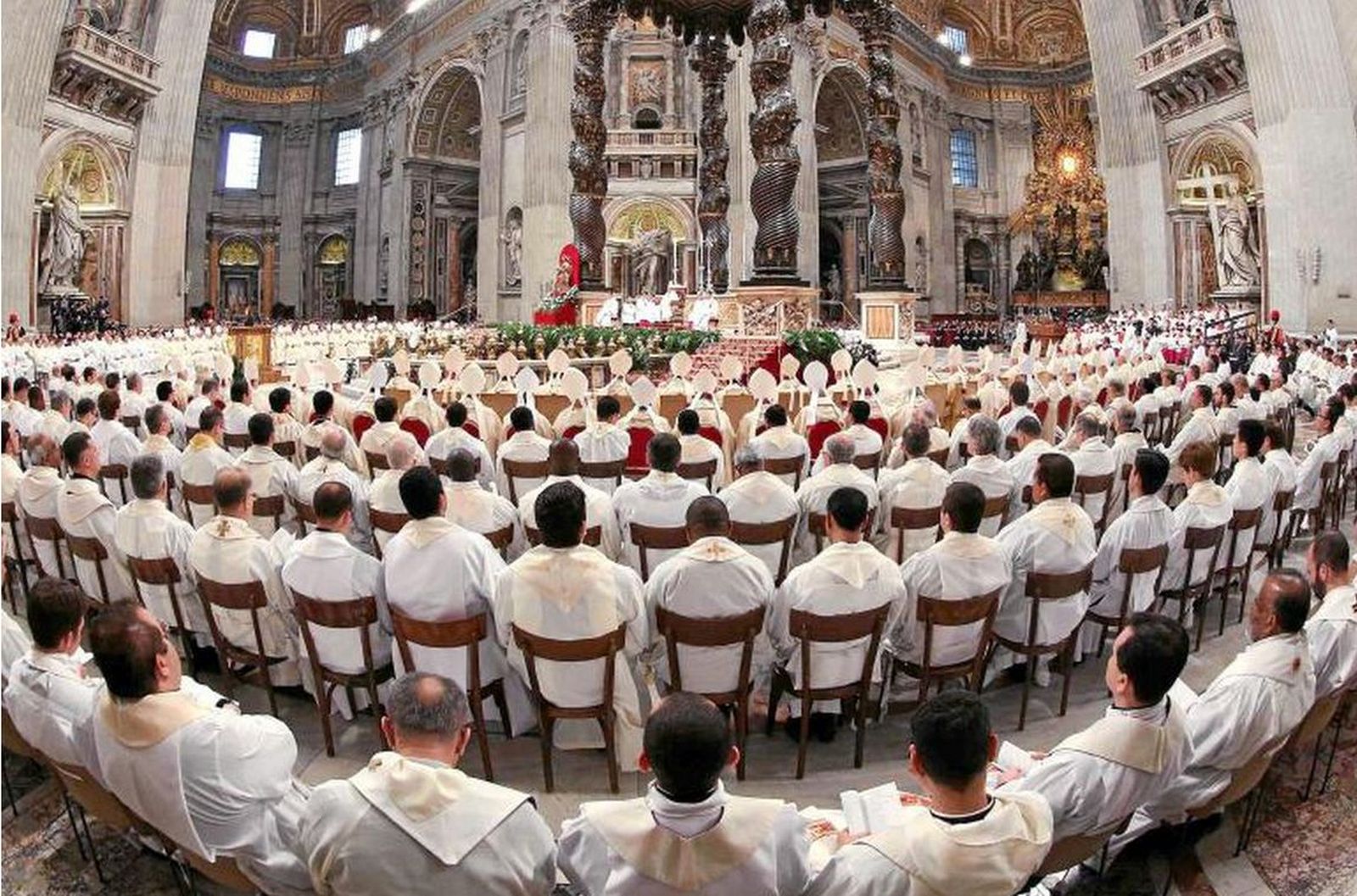 Obispos y sacerdotes en San Pedro