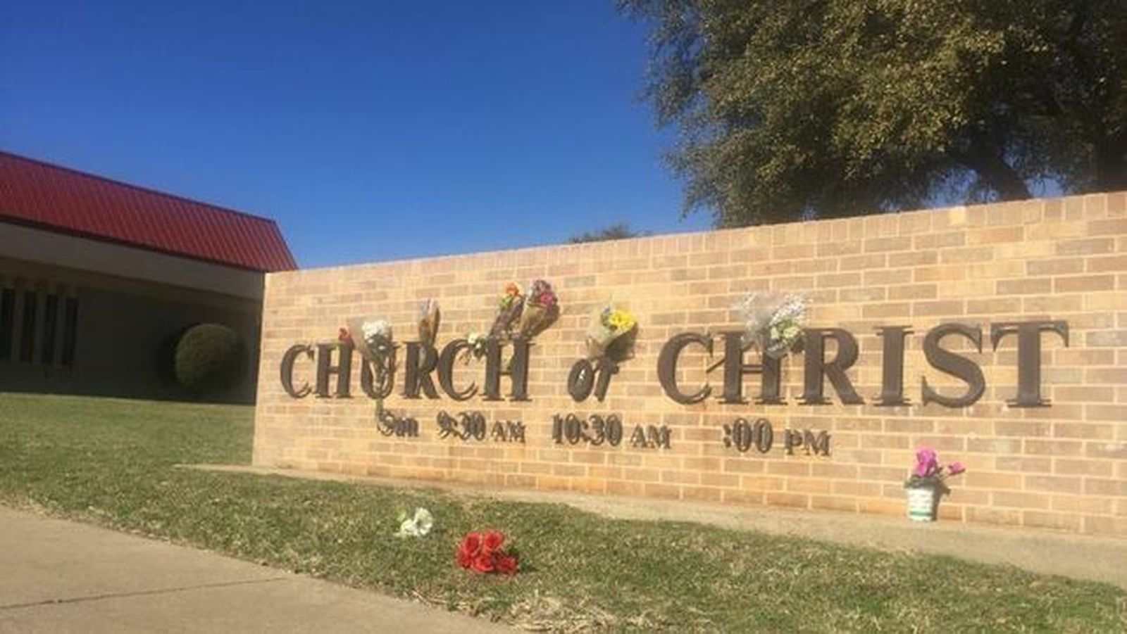 Los feligreses del templo tiroteado la pasada semana regresan a misa armados