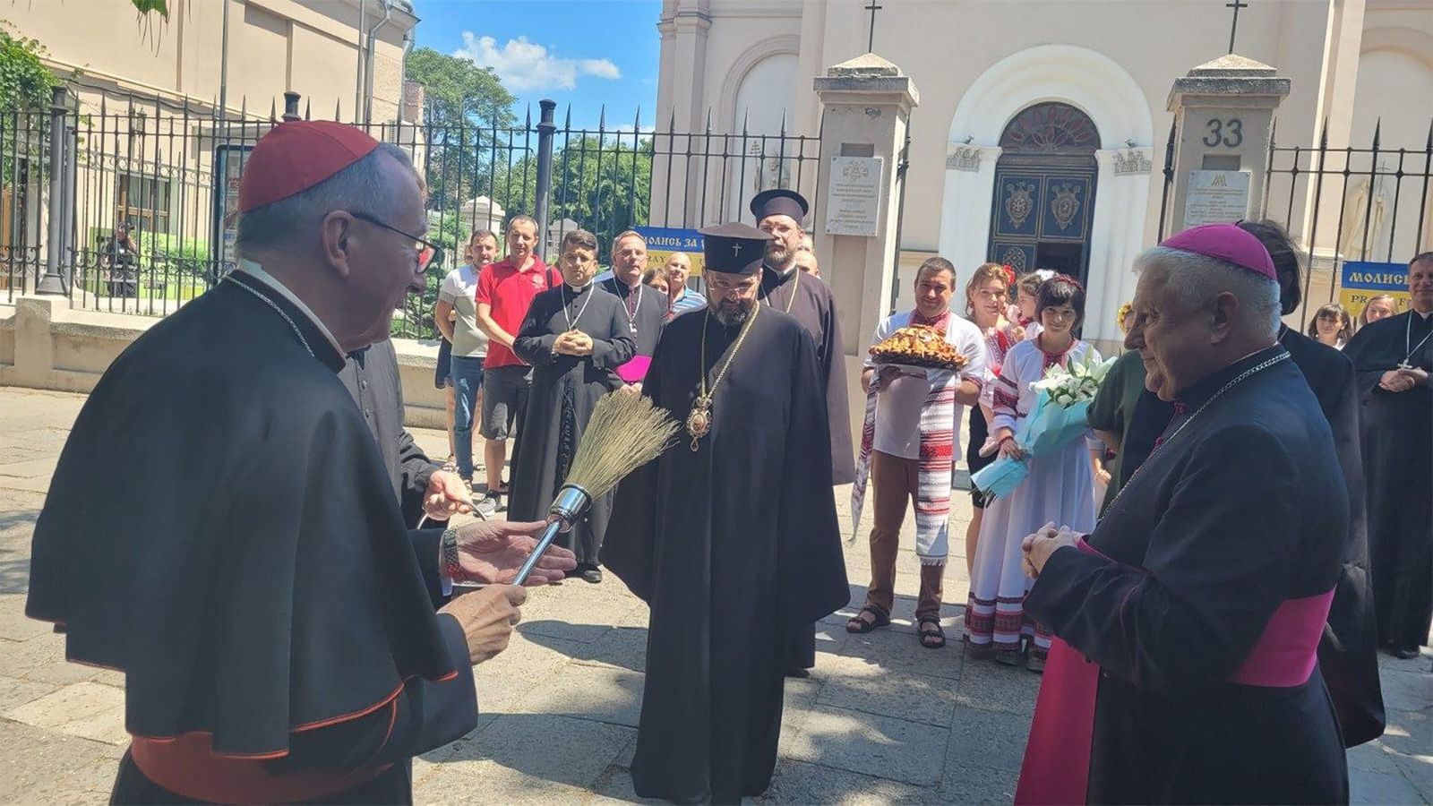 Parolin, en Odessa: "Comparto vuestro dolor por esta terrible guerra"