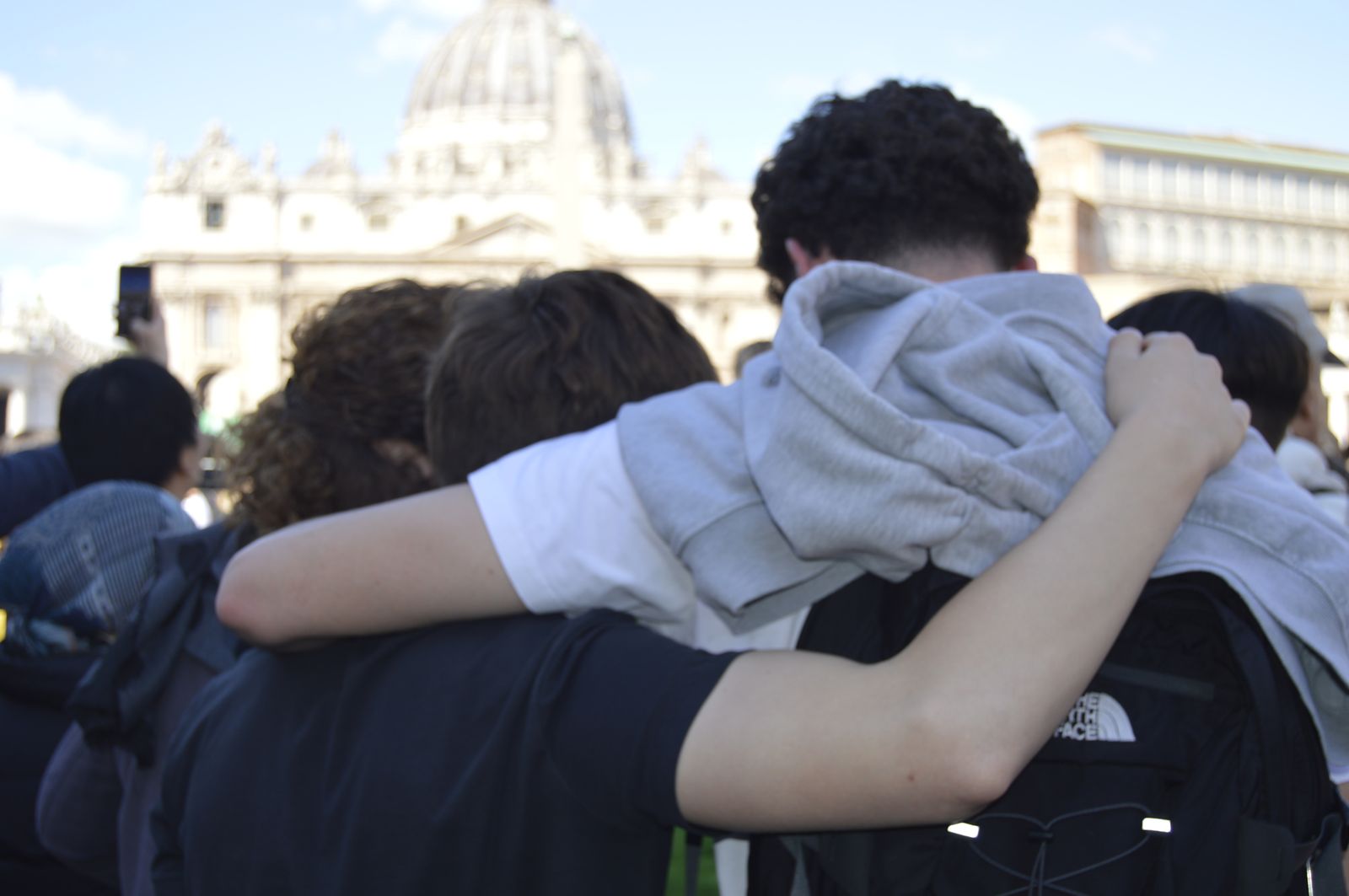 Fieles abrazados durante el funeral