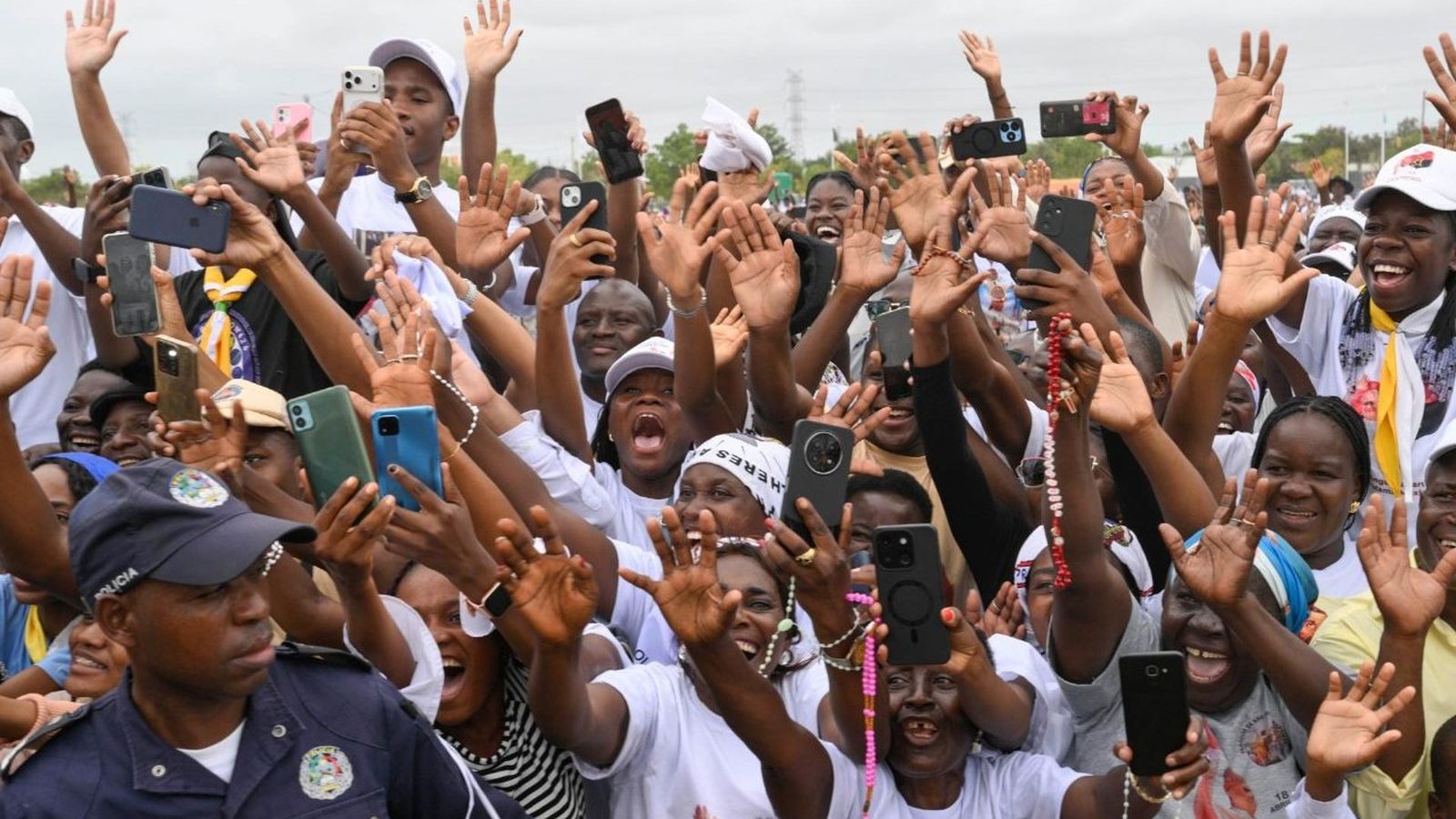 Luandeses saludan al Papa