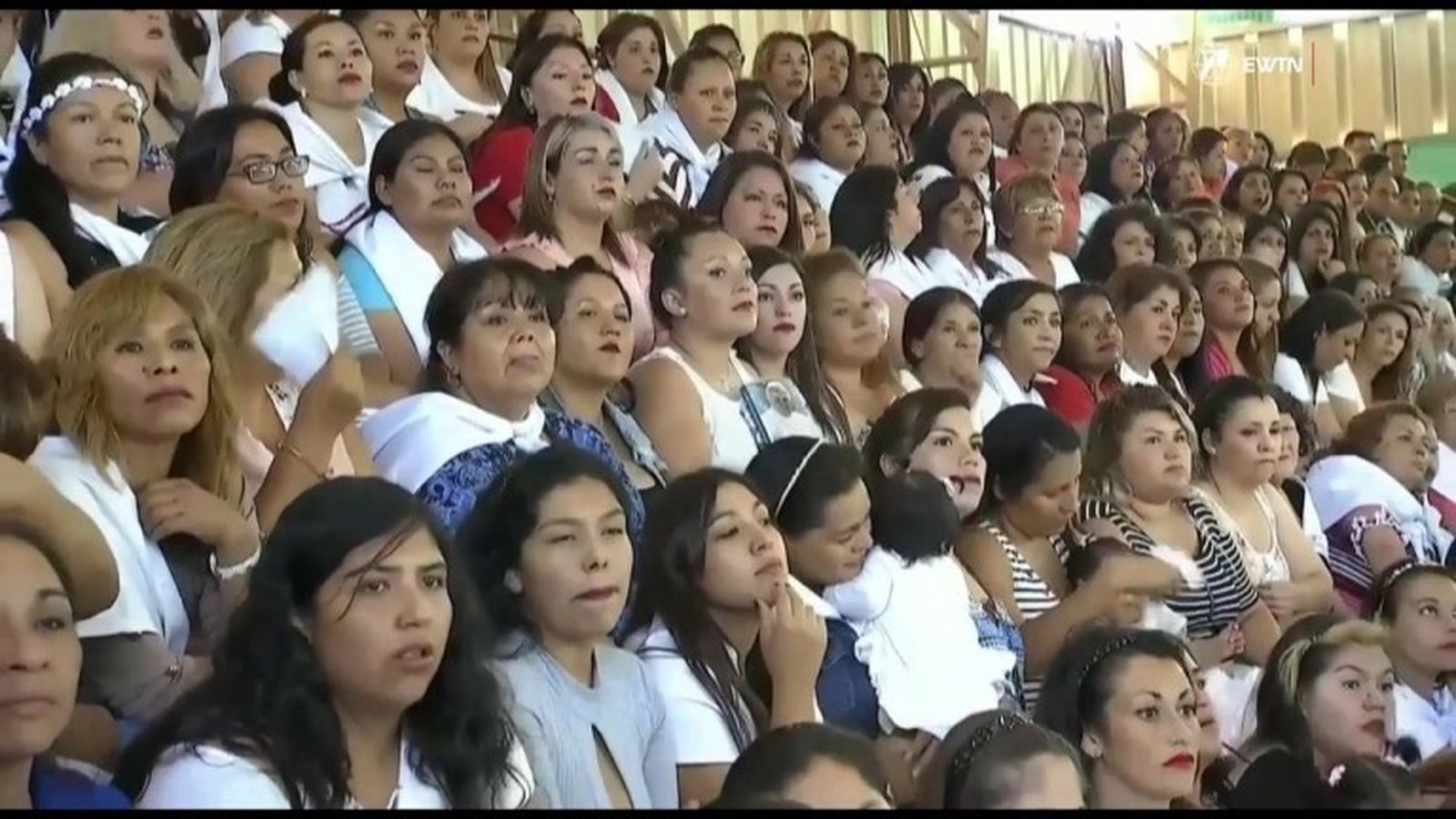 reclusas escuchan las palabras de Janeth durante la visita del Papa