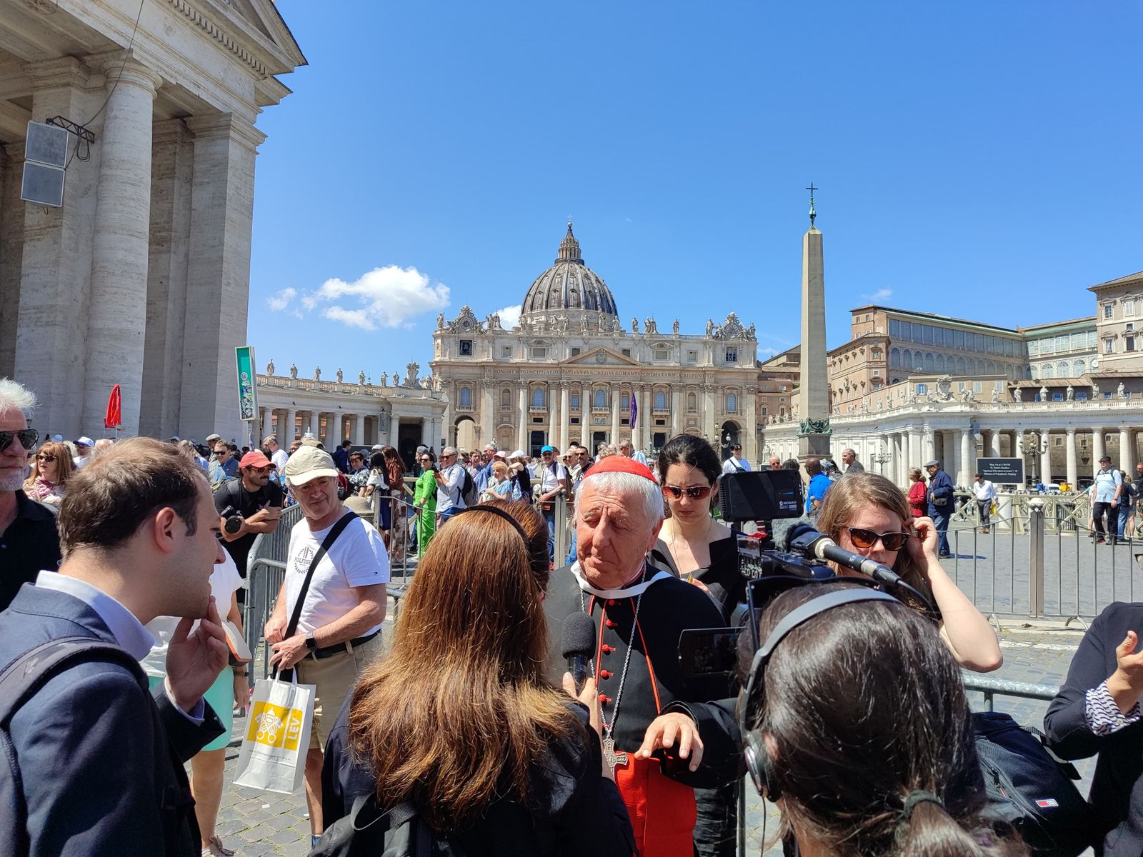 Los cardenales salen de las congregaciones