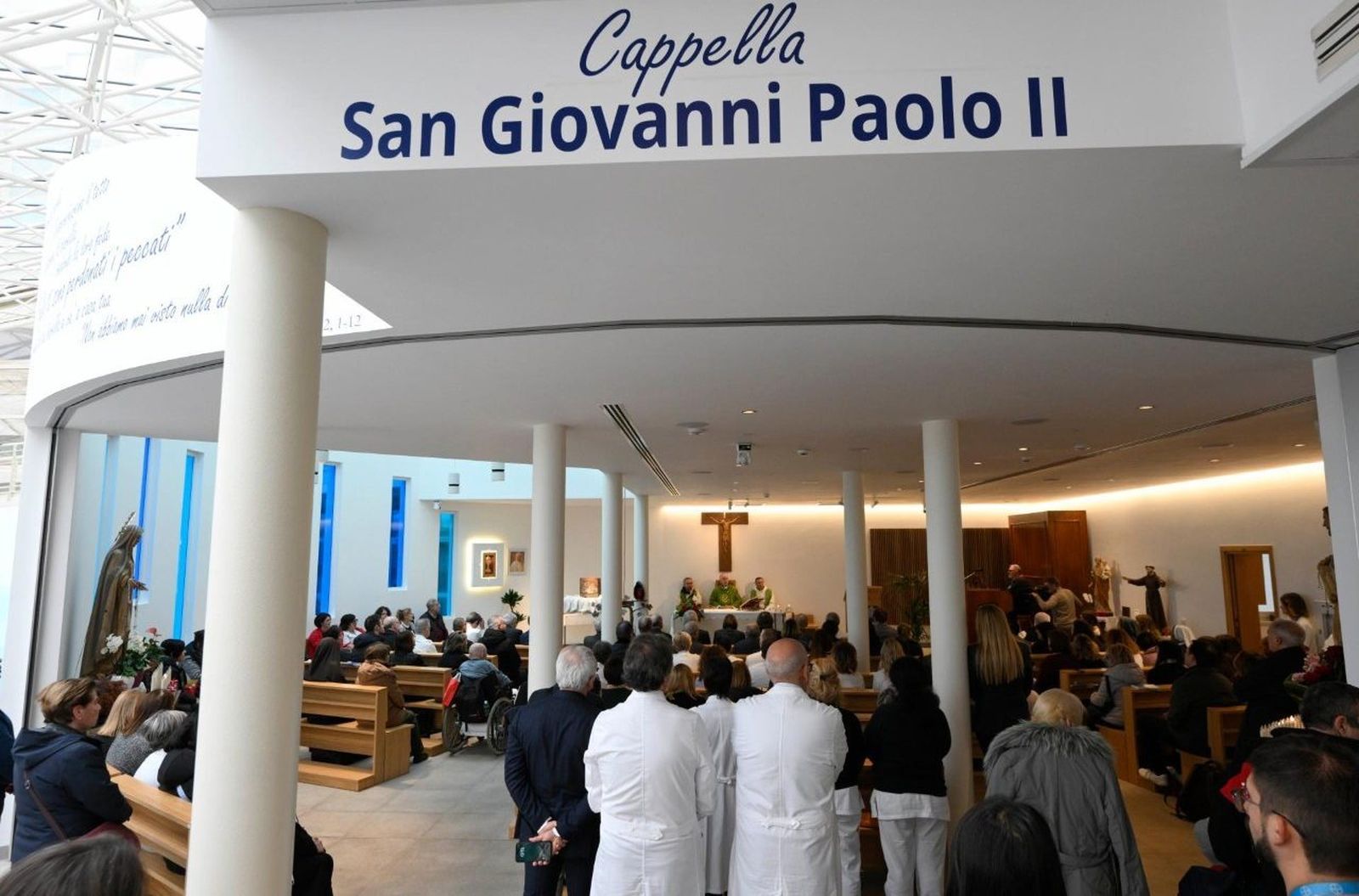 Oración por el Papa en el Gemelli