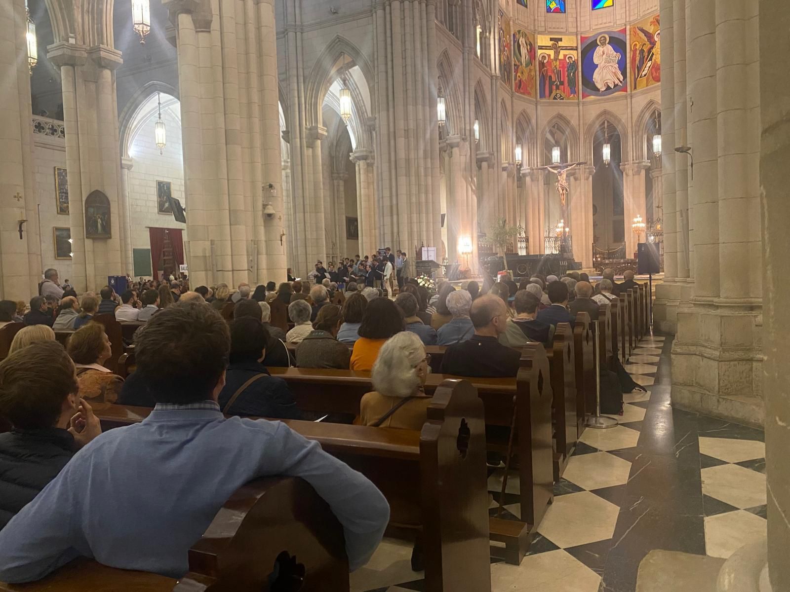 Vigilia con las víctimas en La Almudena