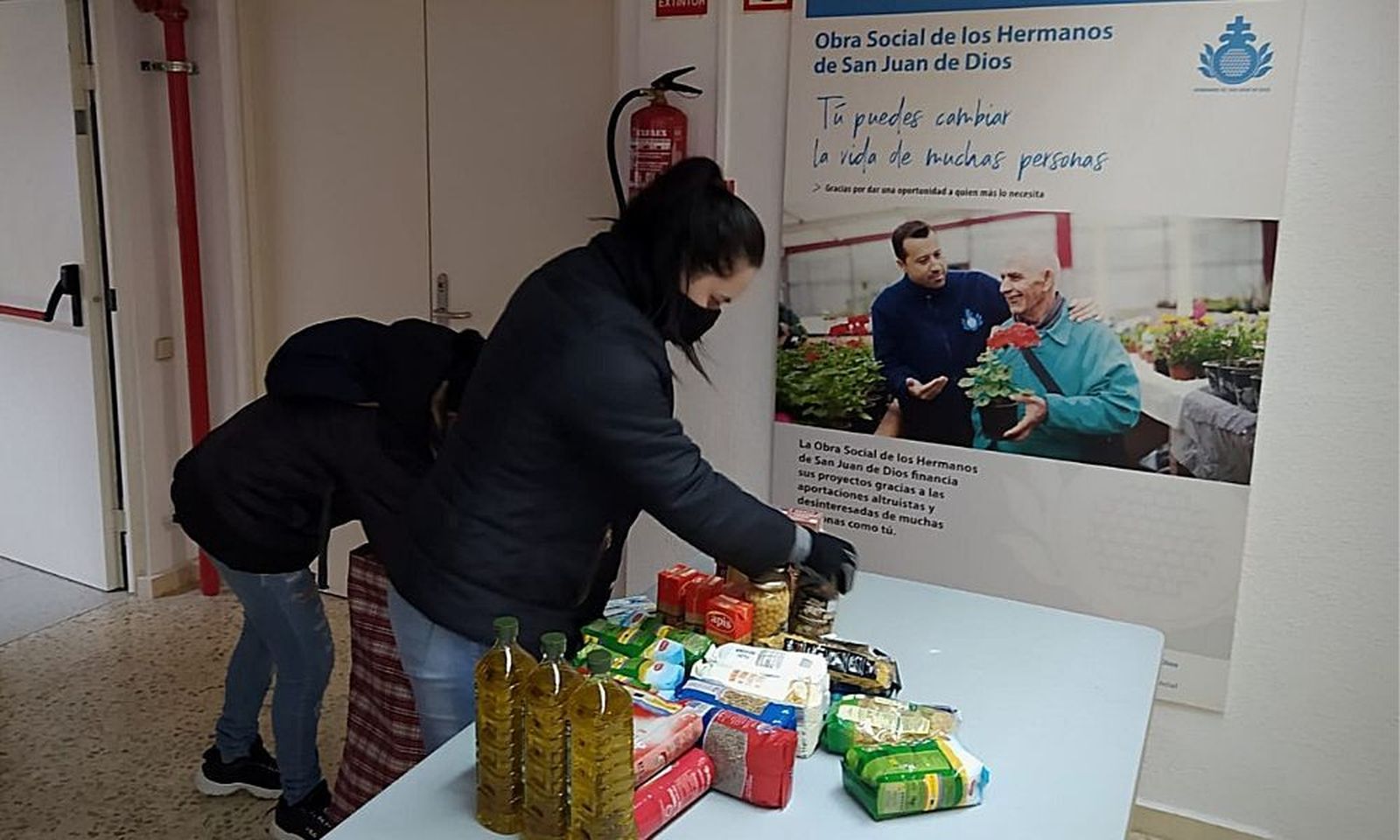 Reparto de alimentos en el Albergue San Juan de Dios de Madrid