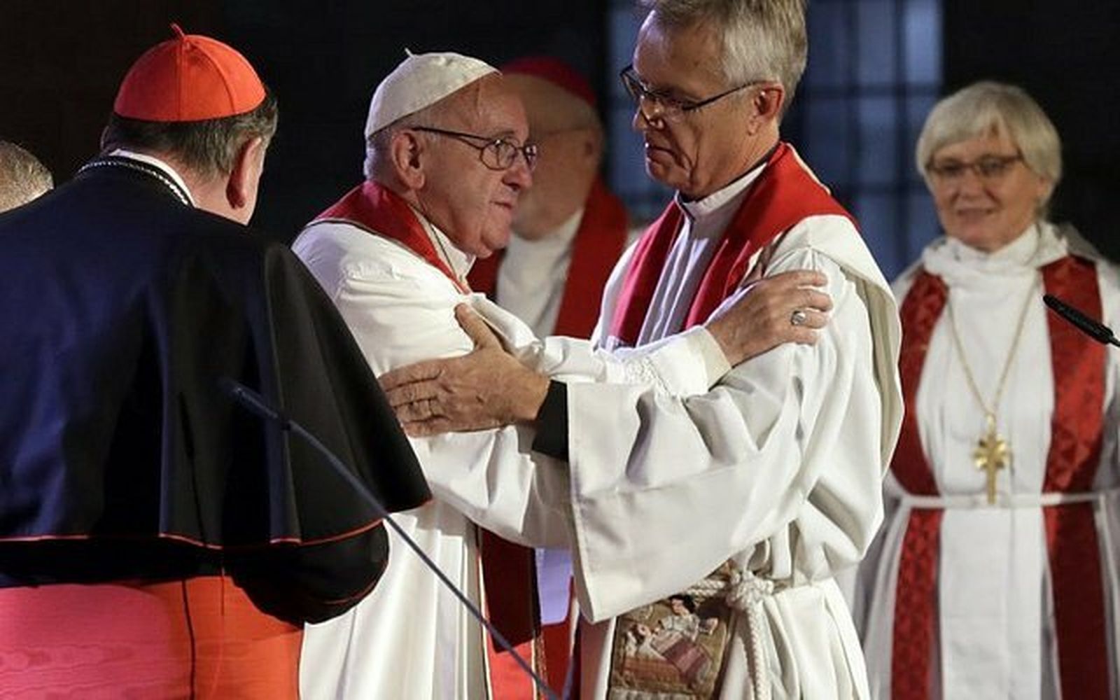 El Papa Francisco abraza a protestantes en Suecia