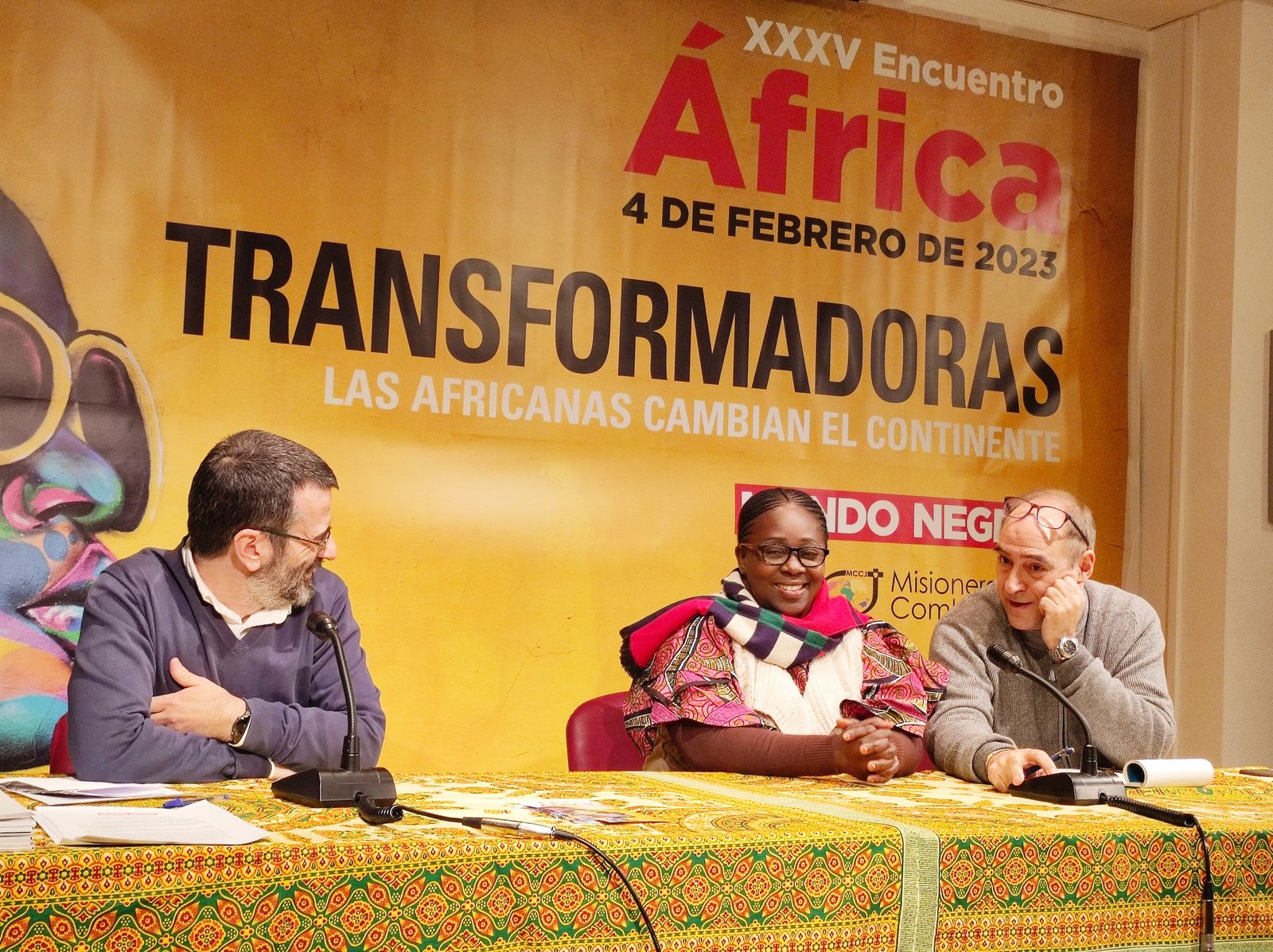 Yvette Mushigo, con el director de Mundo Negro (dcha), Enrique Bayo, y el redactor jefe, Javier Fariñas