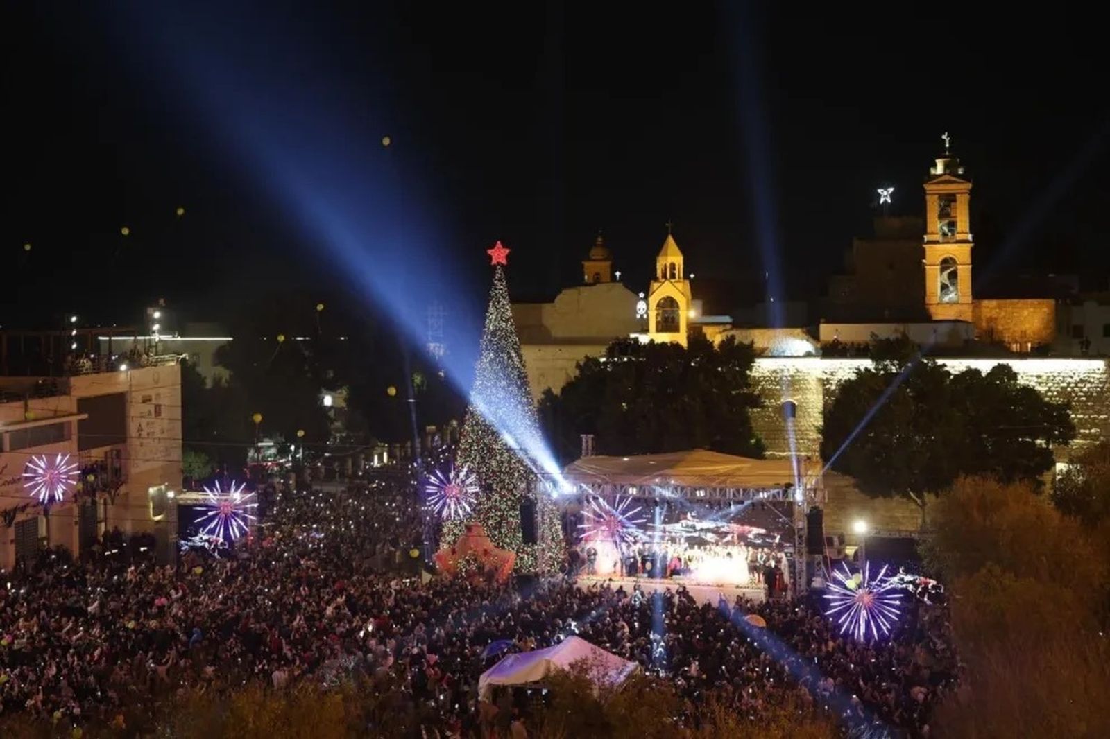 Belén enciende las luces de Navidad