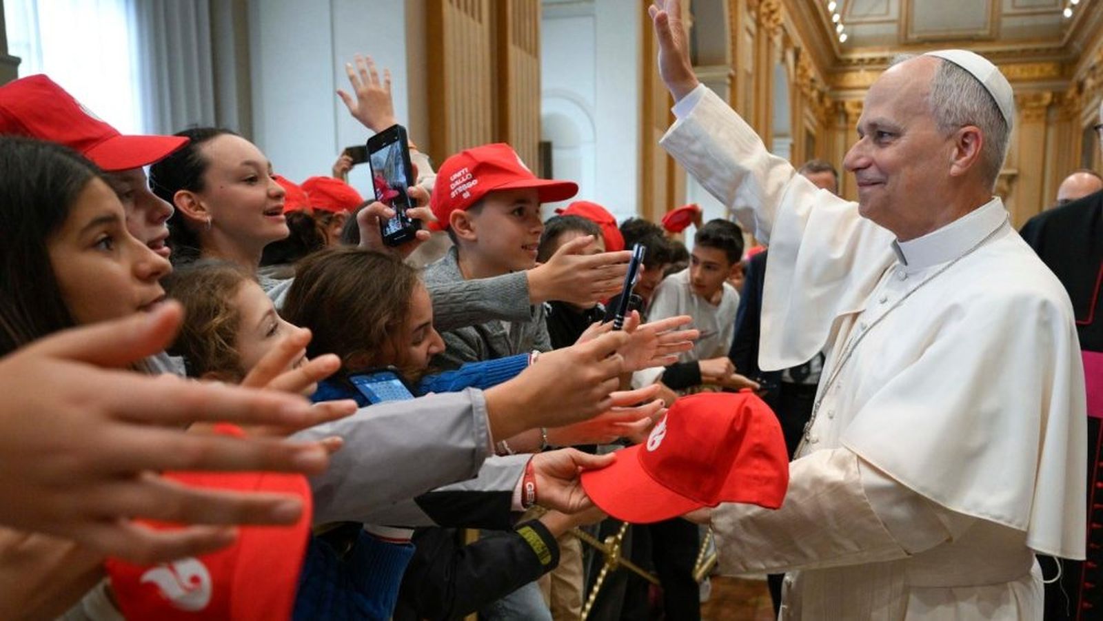 El Papa saluda a los jóvenes confirmandos de Génova