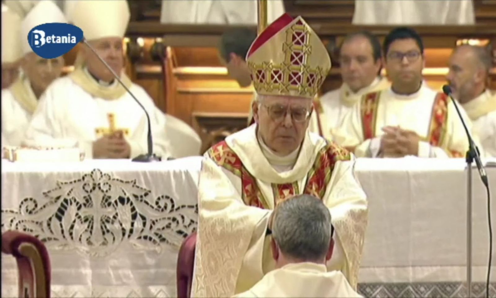 El cardenal Bocos impone las manos sobre Fernando Prado