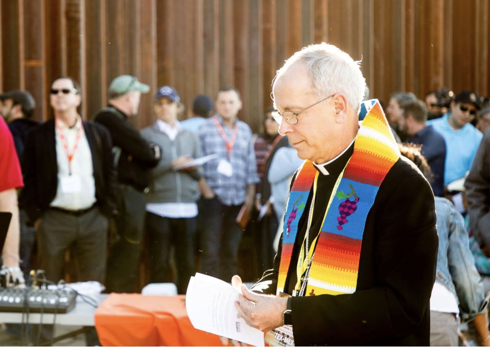 Mark Seitz en una ceremonia ante el muro en la frontera mexicana