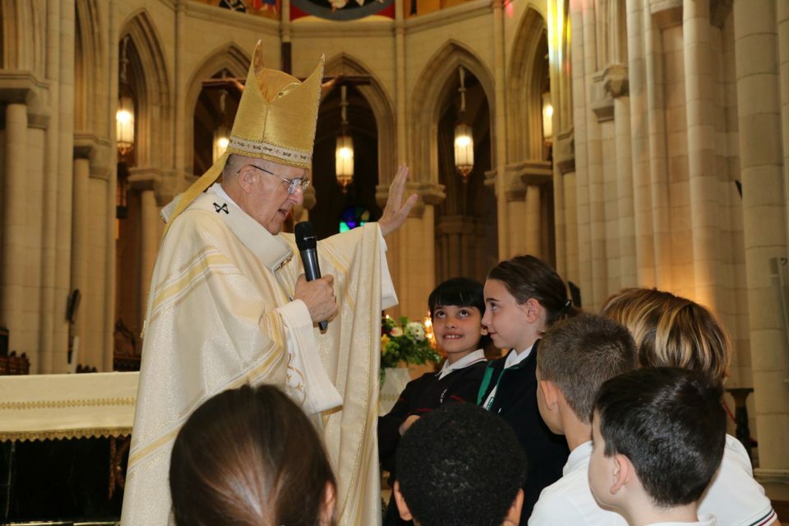 Encuentro del cardenal Osoro con niños del Colegio Santamarca en la Almudena
