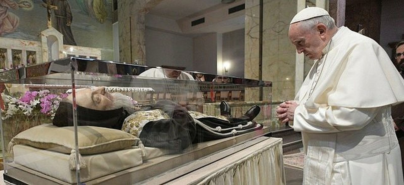 Francisco ora ante el cuerpo de San Pío de Pietrelcina