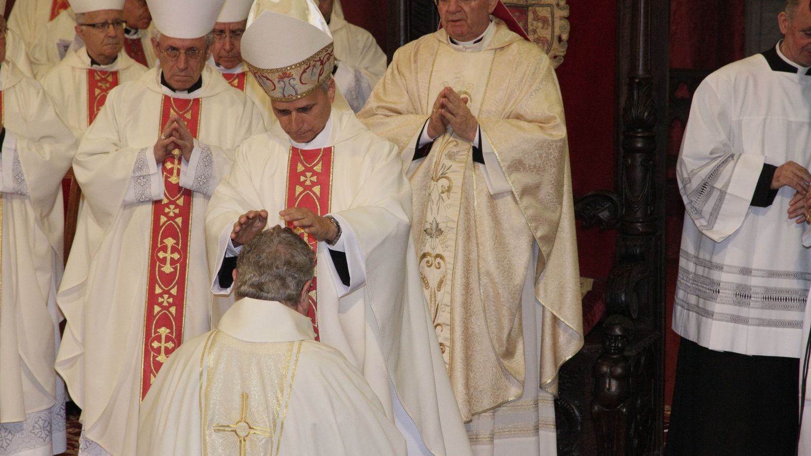 Prevost, entonces obispo de Chiclayo, impone las manos en la ordenación episcopal de Manuel Herreros