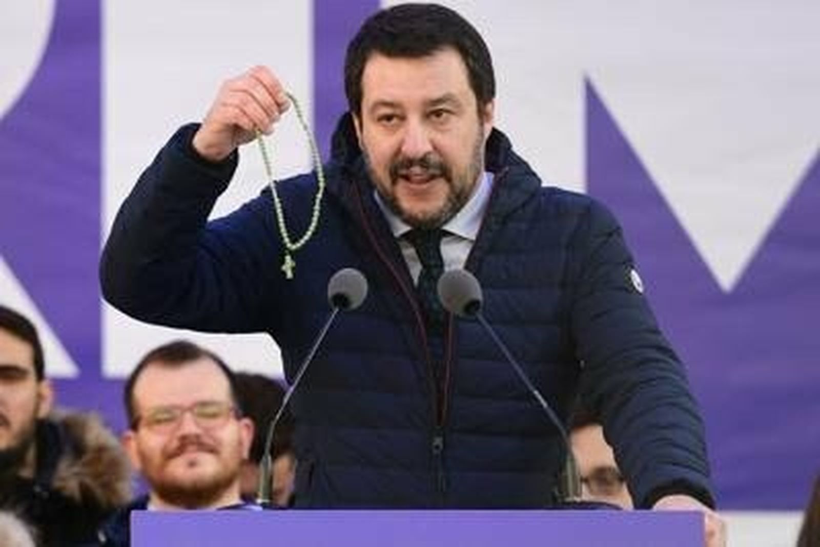 Salvini, mostrando el Rosario