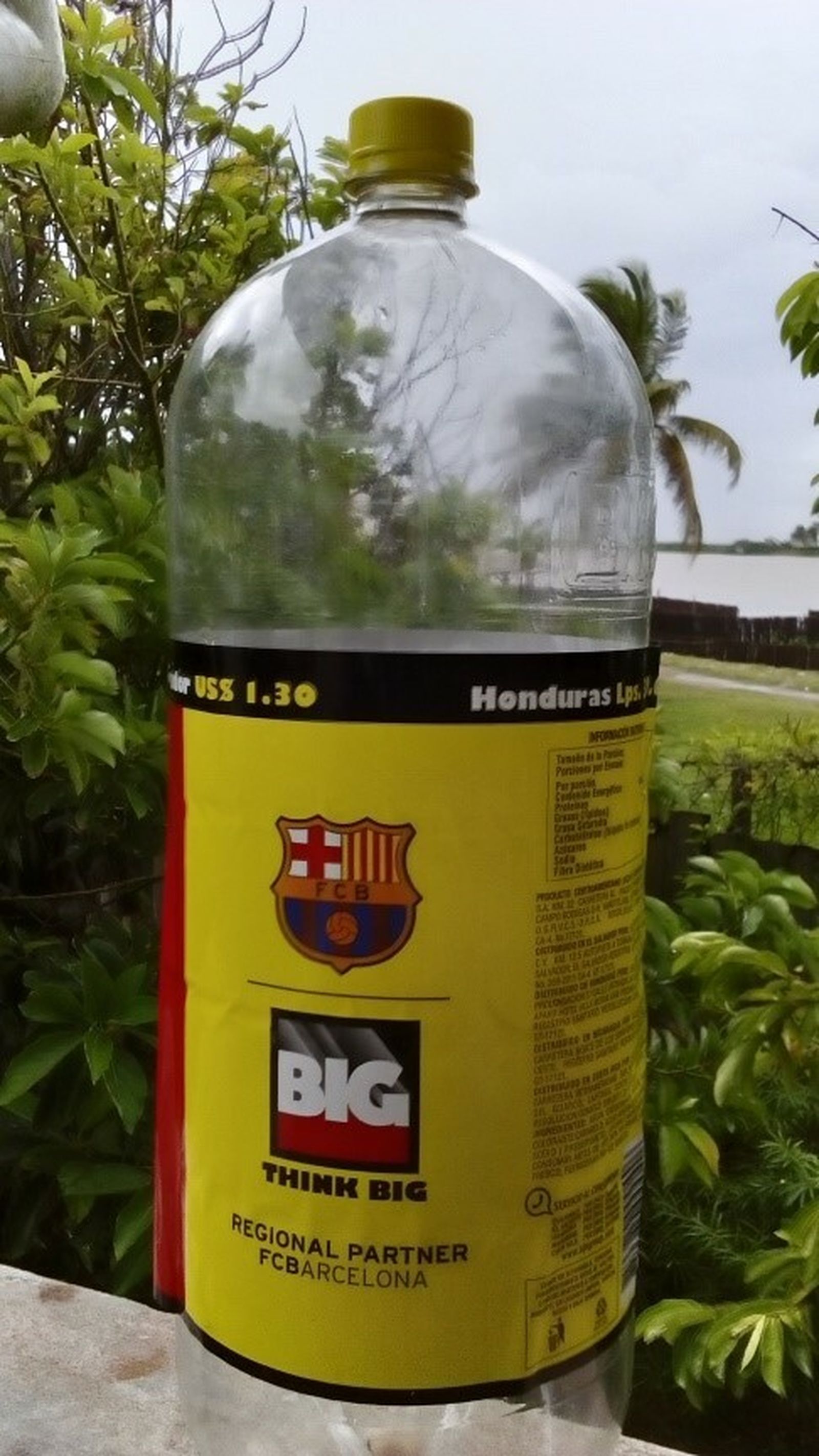 Botella con publicidad del Barcelona