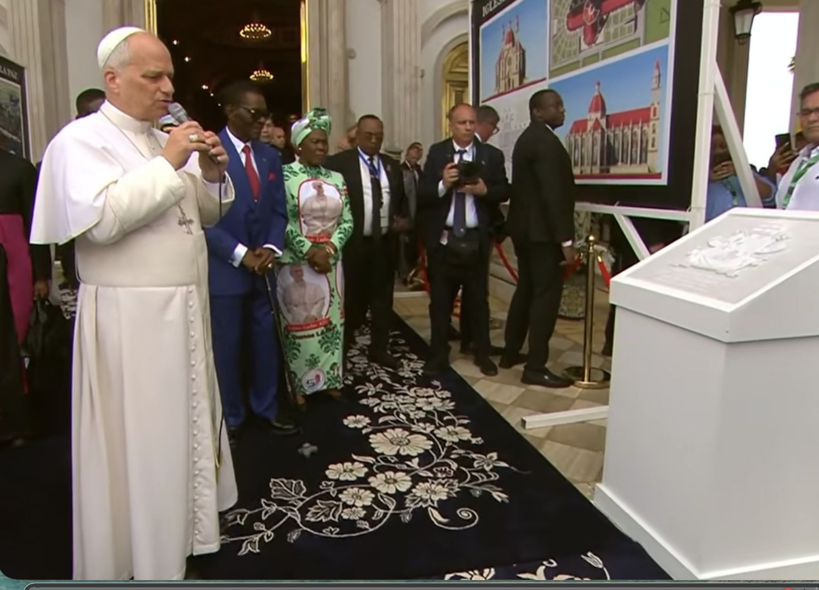 León XIV bendice ante Obiang la primera piedra de la Catedral de Ciudad de la Paz