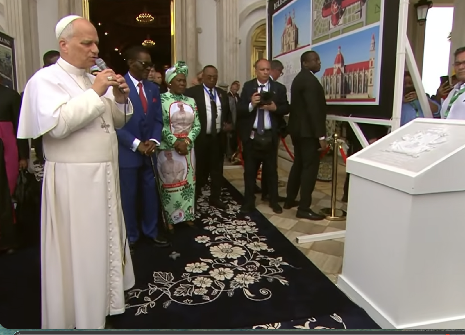 León XIV bendice ante Obiang la primera piedra de la Catedral de Ciudad de la Paz