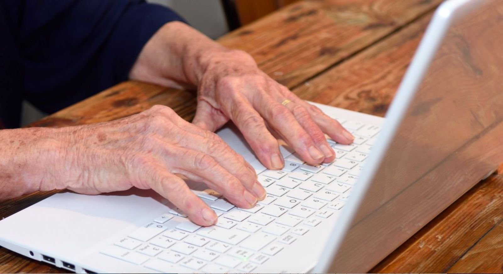 (LUNES) La Fundación ”la Caixa” abre la 13ª convocatoria del concurso de Relatos Escritos por Personas Mayores