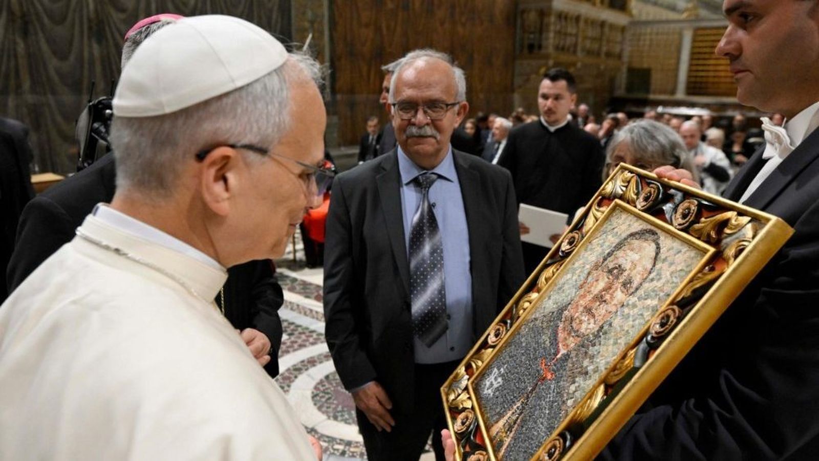 León XIV mira el retrato del cardenal Hossu