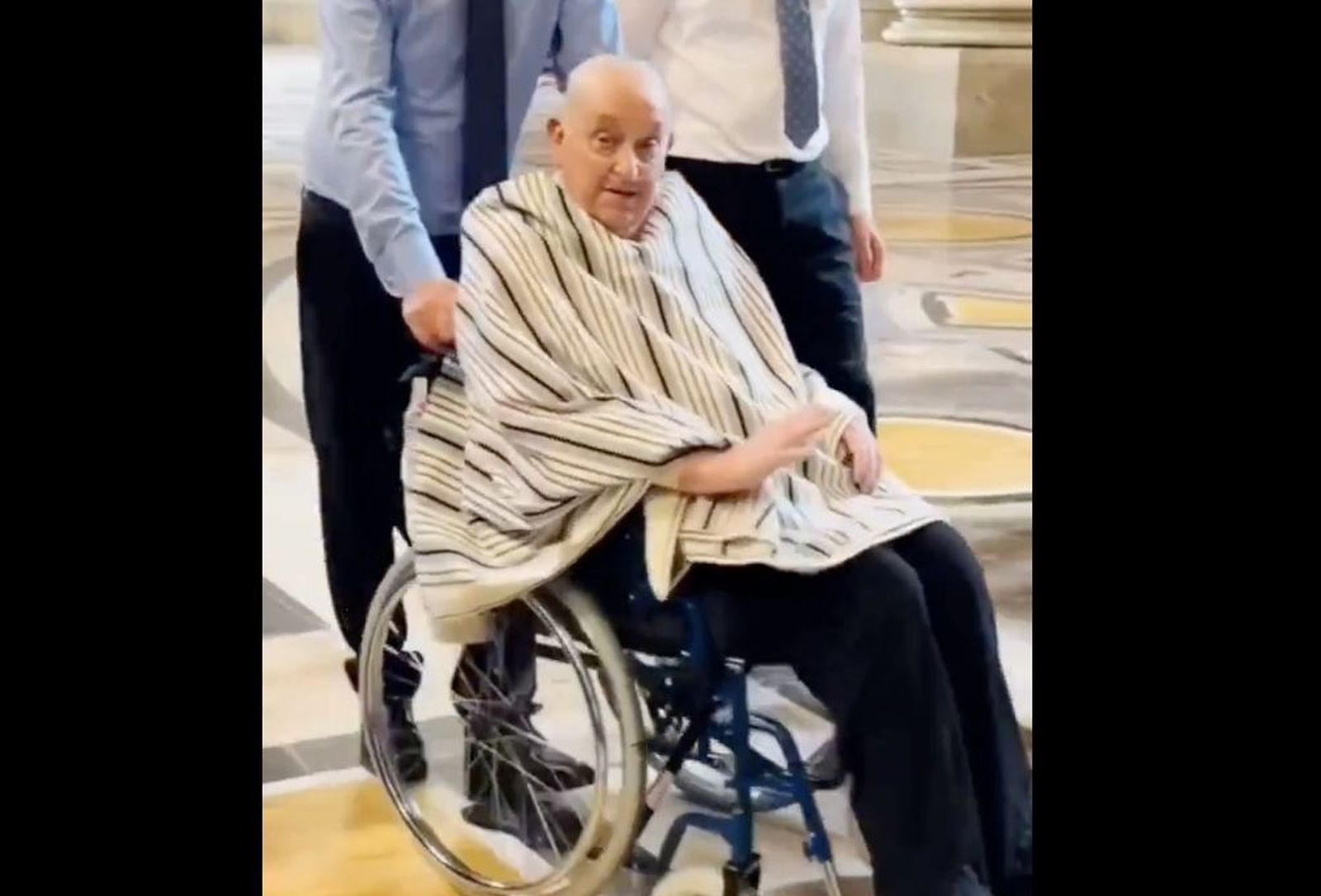 Francisco, 'de civil', en San Pedro