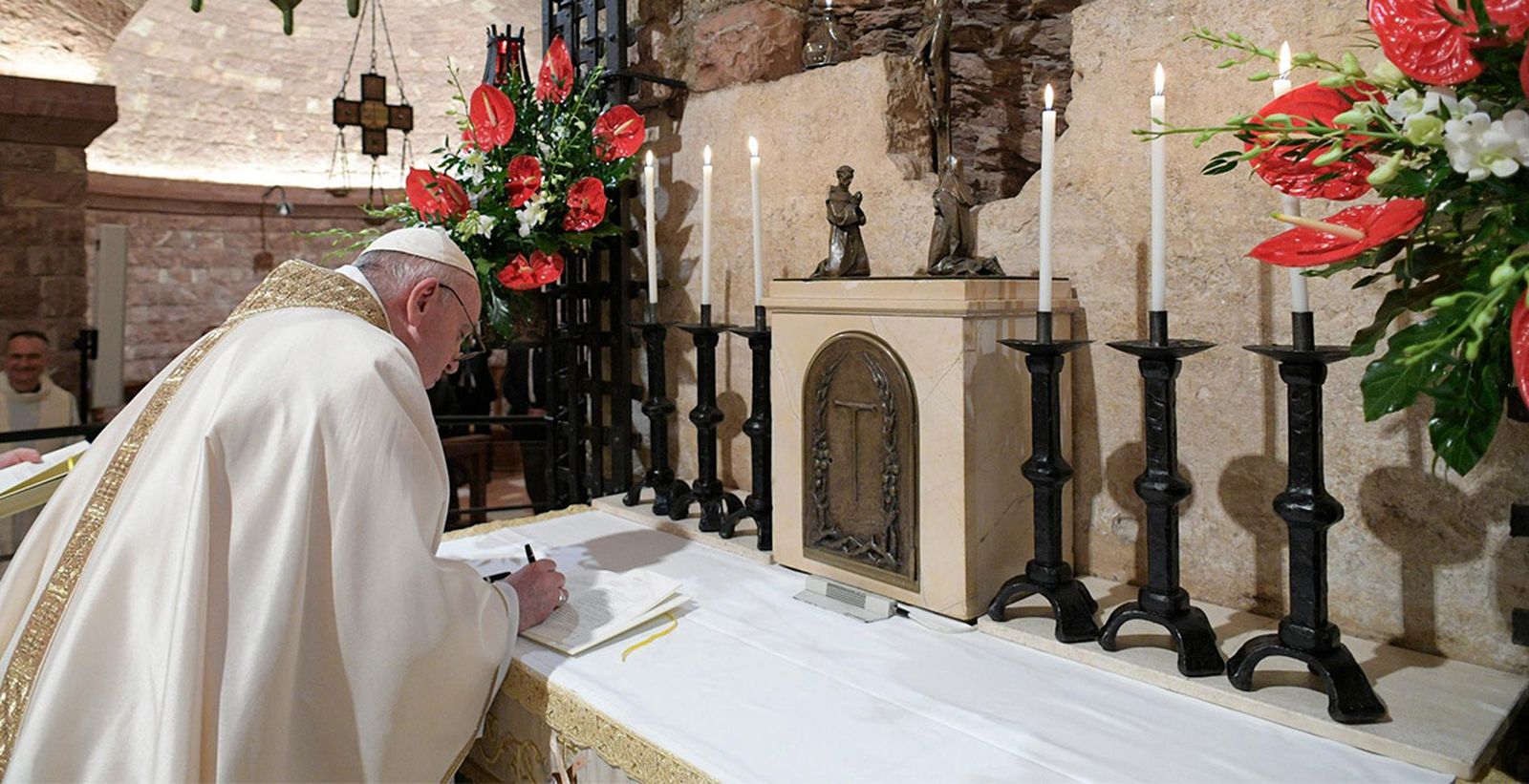 Francisco firmando la carta encíclica "Fratelli Tutti"