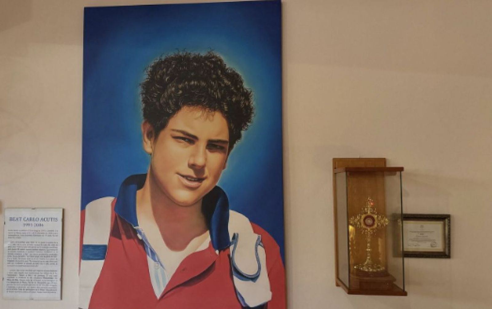 La reliquia de Carlo Acutis en Deltebre, junto a una imagen del italiano