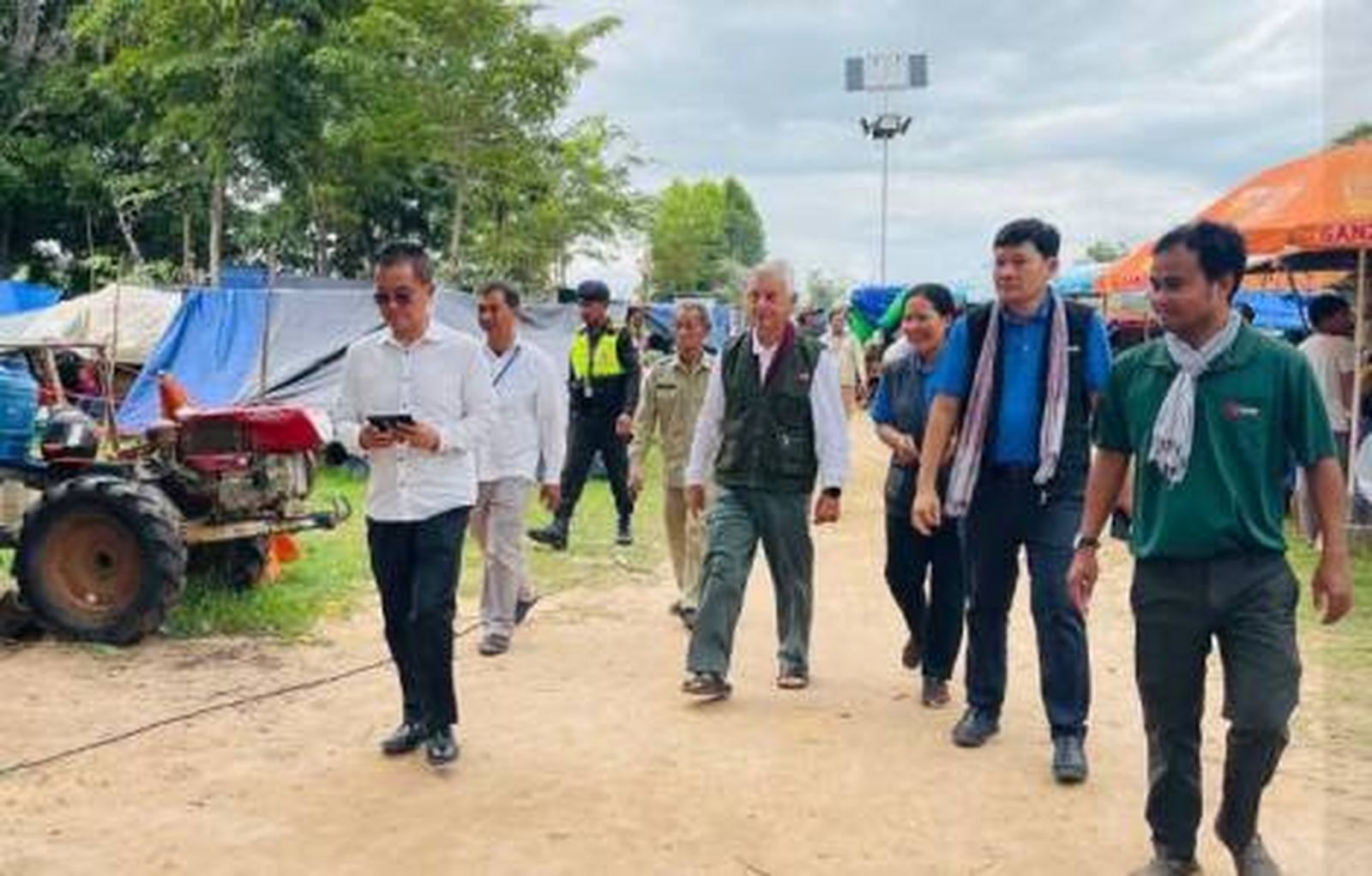 El padre Figaredo (En el centro) visita a los campos de refugiados