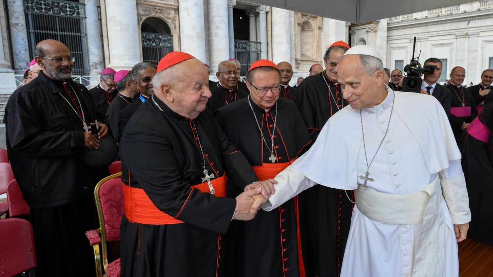 León XIV con el cardenal Stanisław Dziwisz, antiguo secretario personal del papa Juan Pablo II.