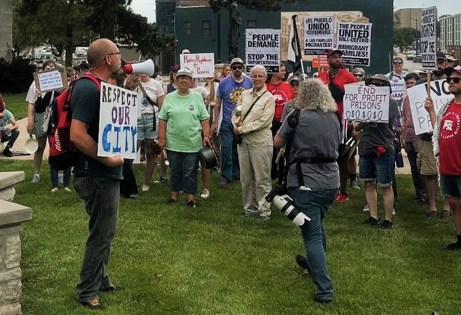Vecinos y monjas protestan contra el centro de deportación