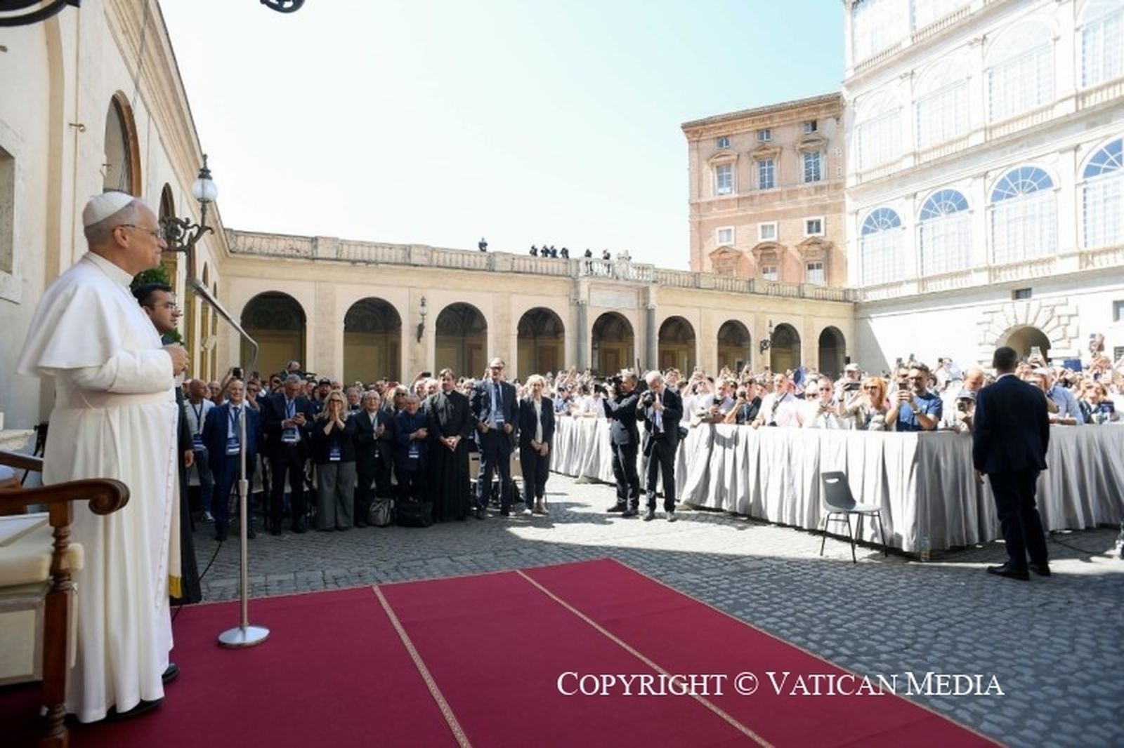 León XIV, en el Patio de San Dámaso