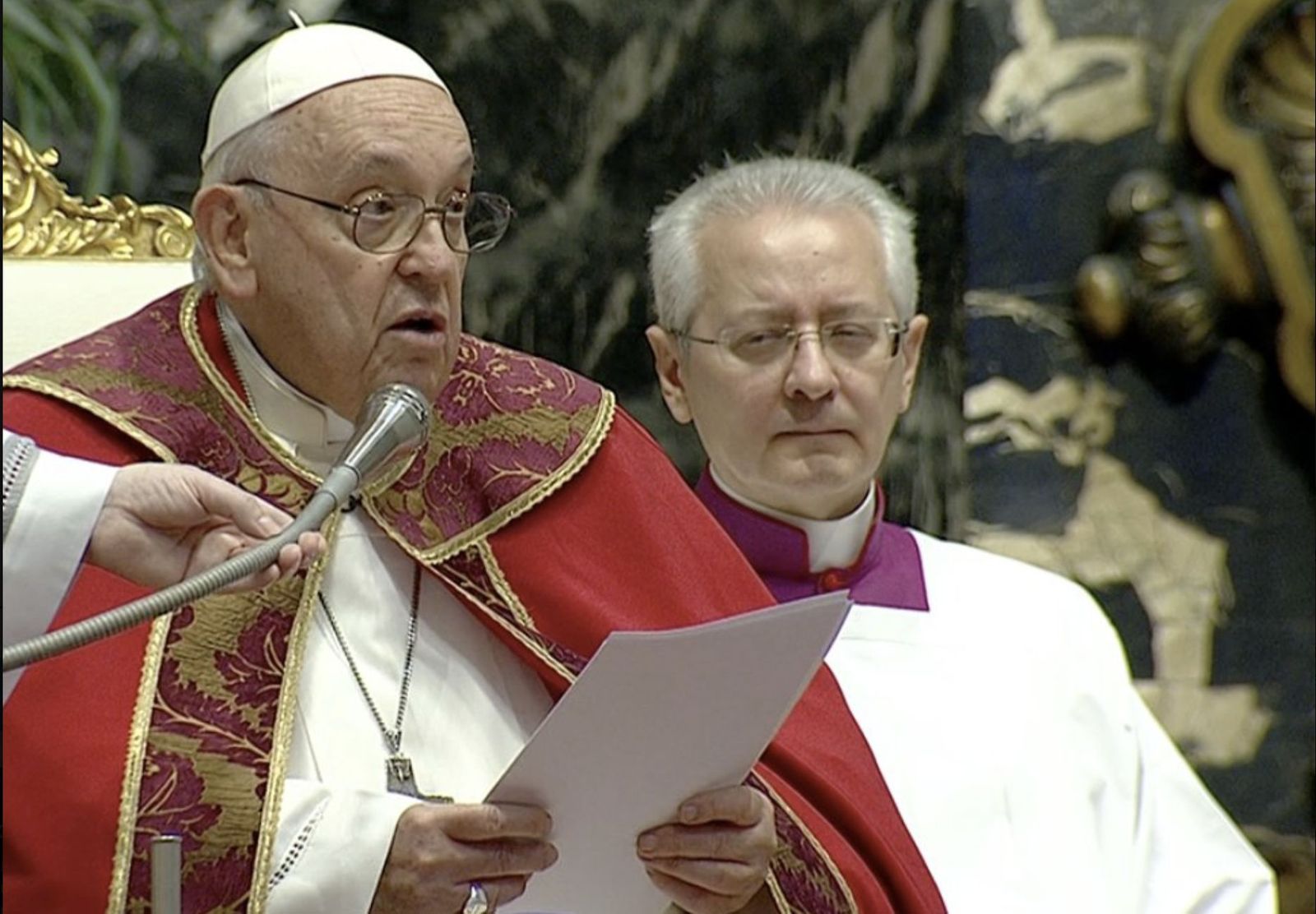 Francisco durante la lectura de la homilía