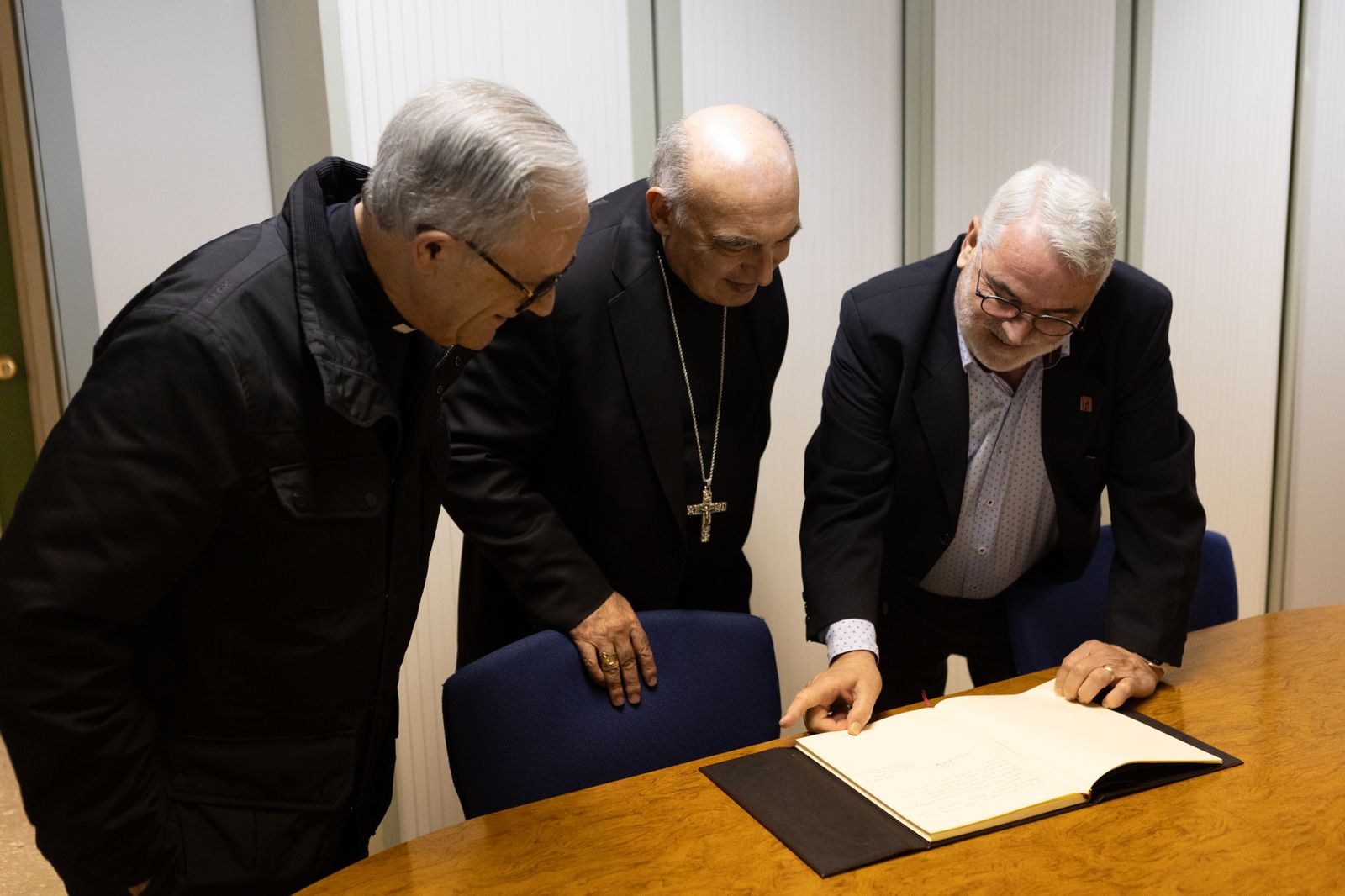 Enrique Benavent firmó en el libro de autoridades del Colegio de la Sagrada Familia, de Valencia