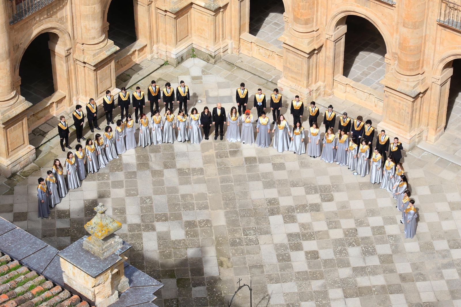 El Coro, en el claustro de la universidad pontificia