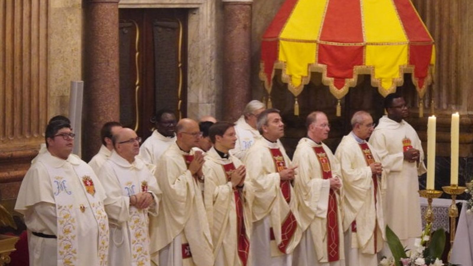 Varios sacerdotes han concelebrado la eucaristía.