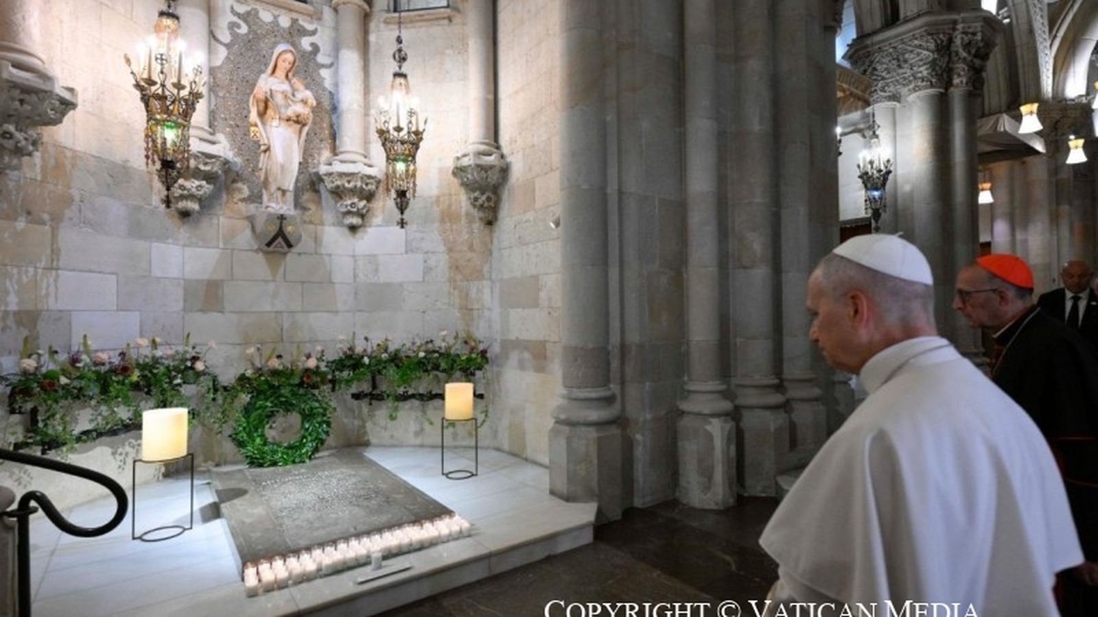 El Papa, ante la tumba de Gaudí