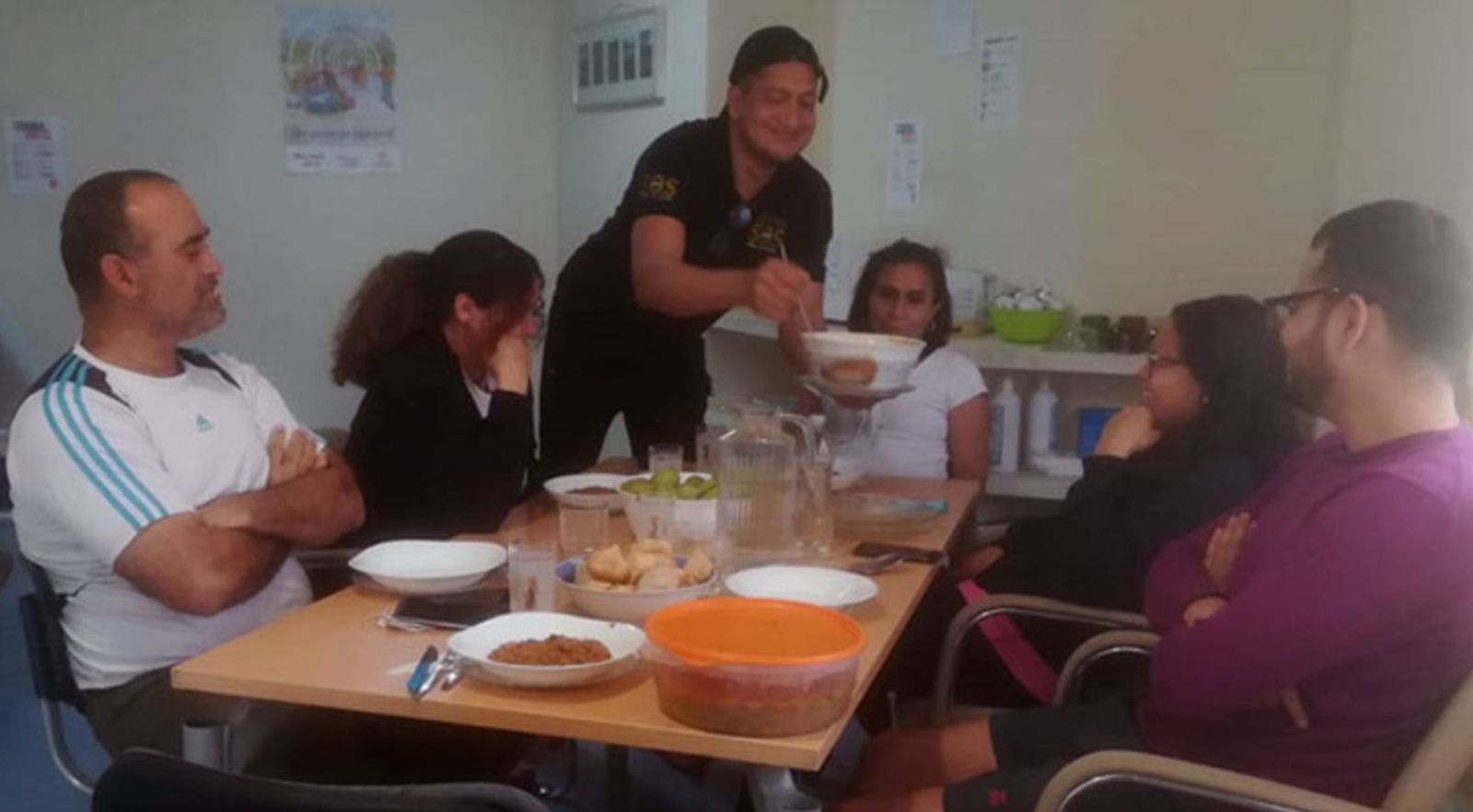 Compartiendo la comida en la Mesa de Hospitalidad