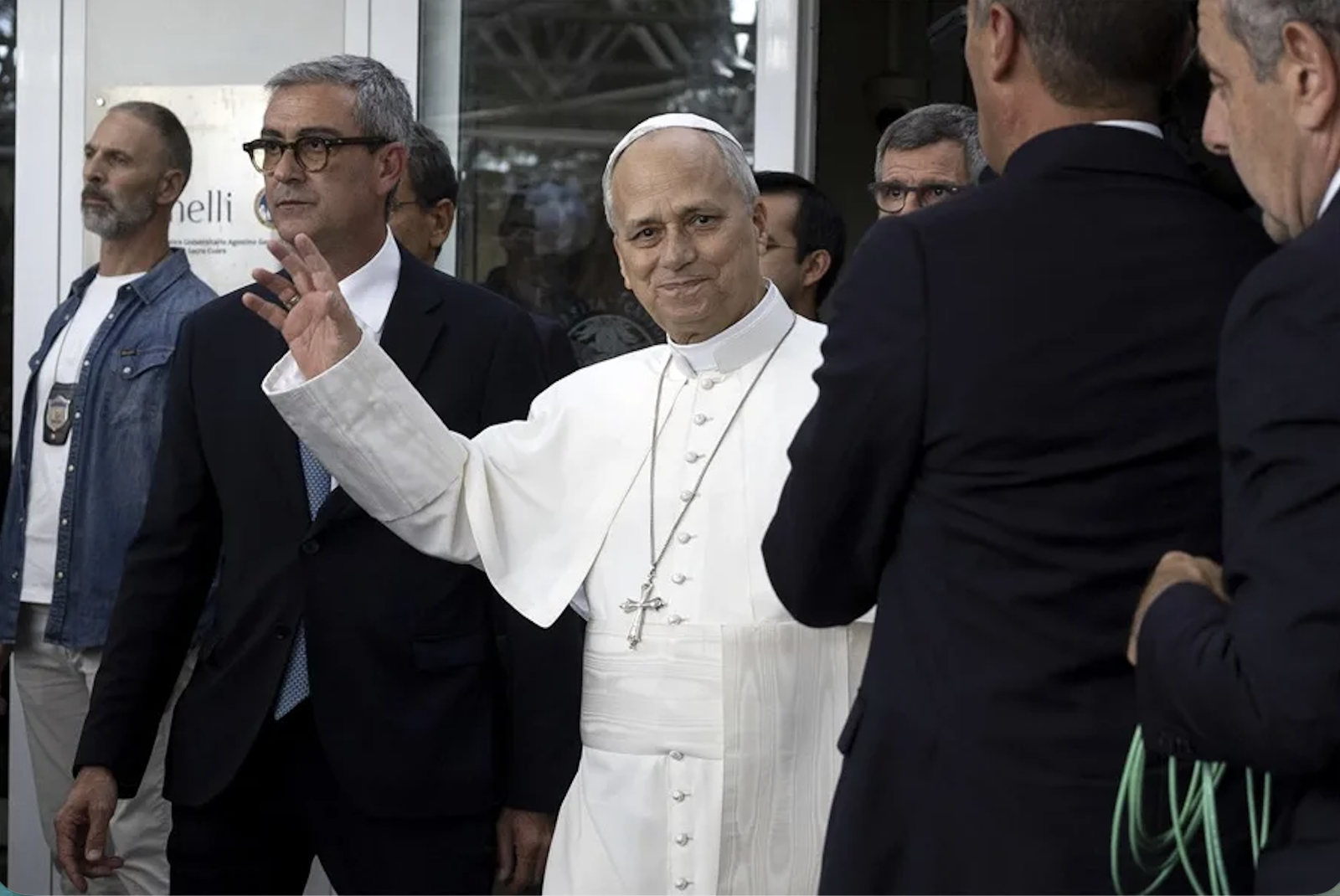 León XIV abandona el Gemelli tras su alta hospitalaria