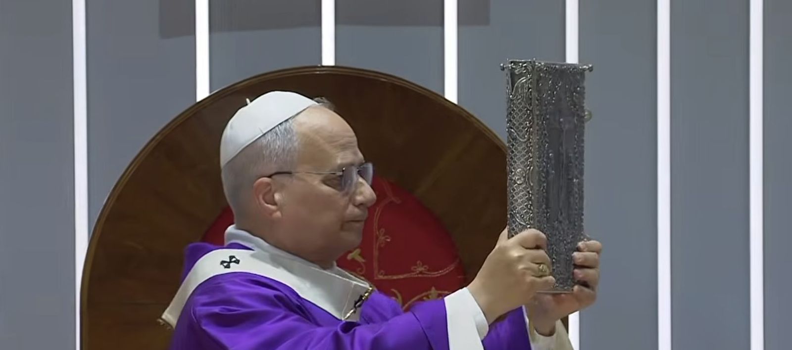 El Papa sujeta el Evangelio