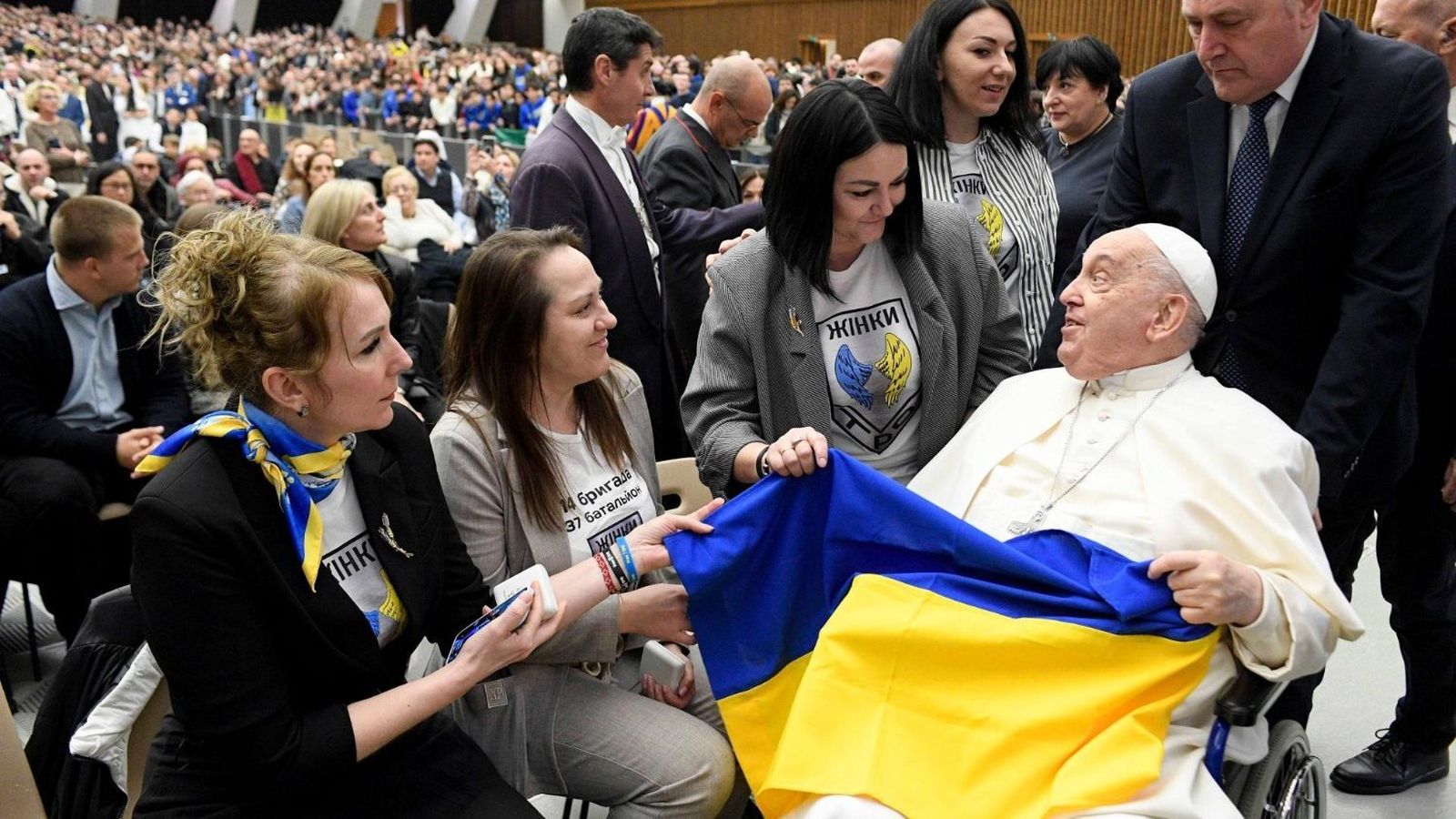 Francisco recibe una carpeta con historias de ucranianos comprometidos con su patria