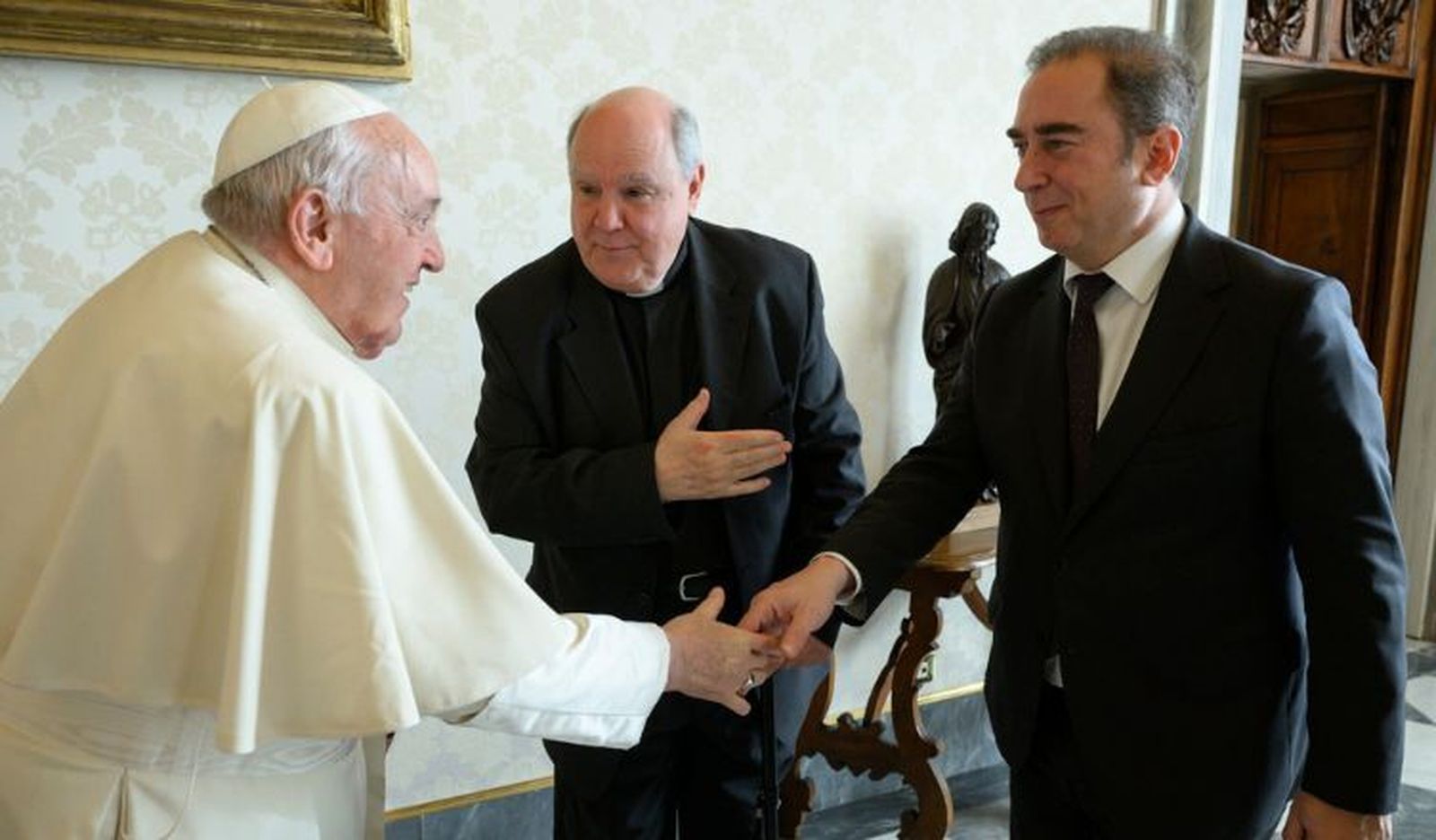 El presidente de la Fundación Universidad Loyola y el rector de la Universidad, con el Papa Francisco