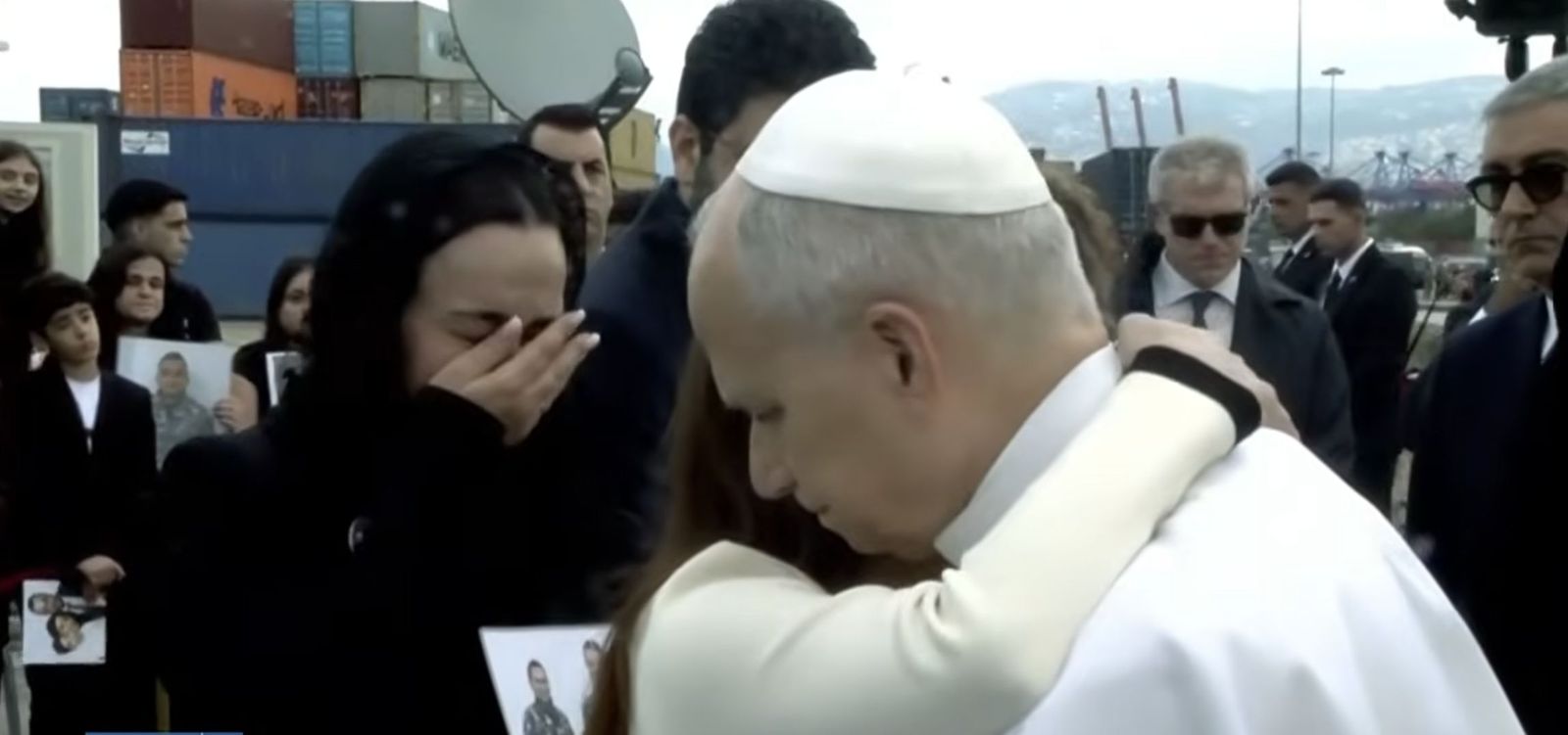 Víctima abraza al Papa en el puerto de Beirut